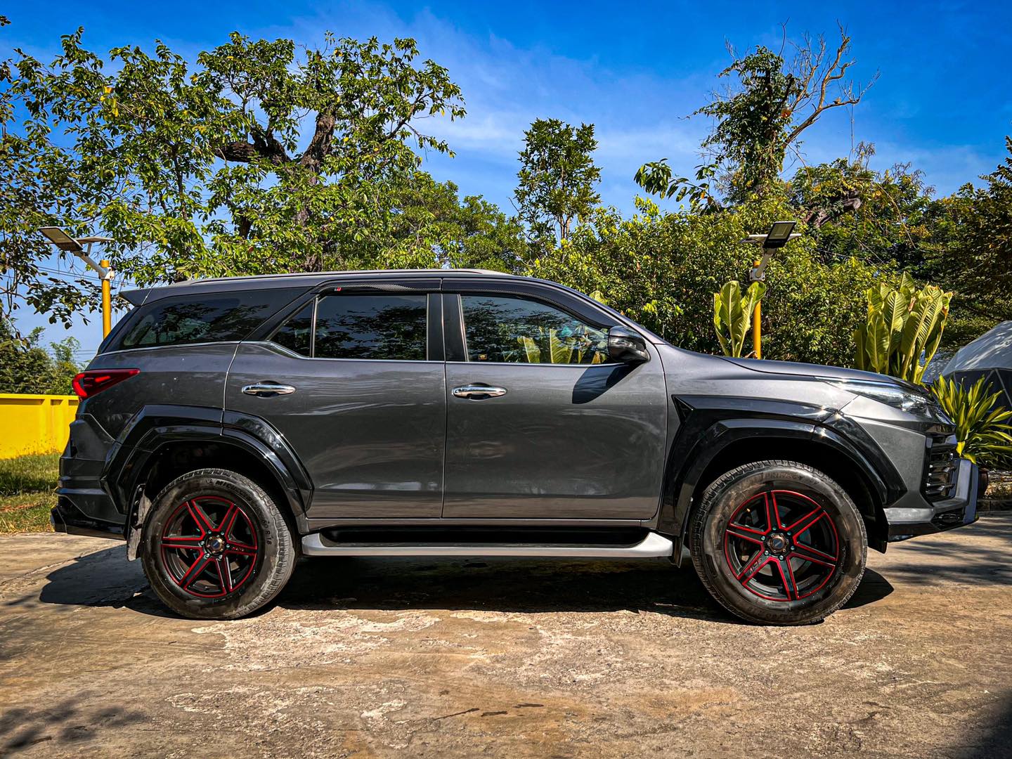 ชุดแต่งสเกิร์ตรอบคัน Toyota Fortuner 2015 - รุ่นปี ปัจจุบัน โดย Lumga (ลัมกา) bodykits
