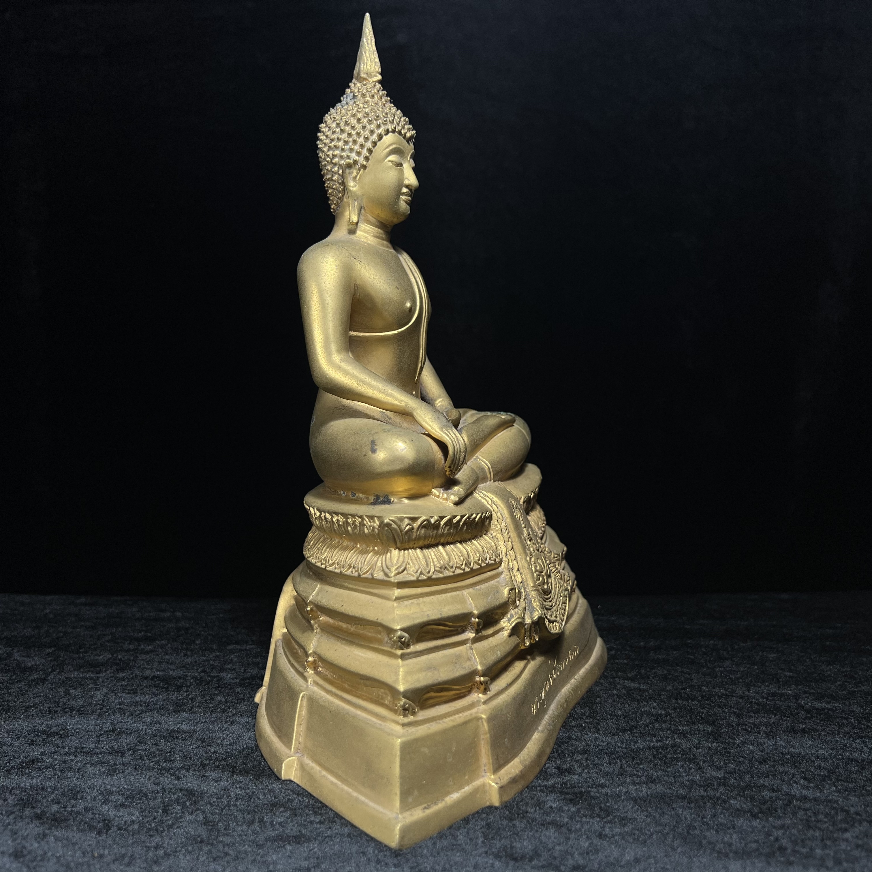 พระบูชาพระพุทธศิรมงคล ภปร. วัตถุมงคลคุ้มเกล้าปี2524 ของมูลนิธิคุ้มเกล้า โรงพยาบาลภูมิพลจัดสร้าง ขนาดหน้าตัก5นิ้ว(ในหลวงรัชกาลที่9 ทรงจุดไฟพระฤกษ์และเททอง พิธีใหญ่)ยอดนิยมหายาก