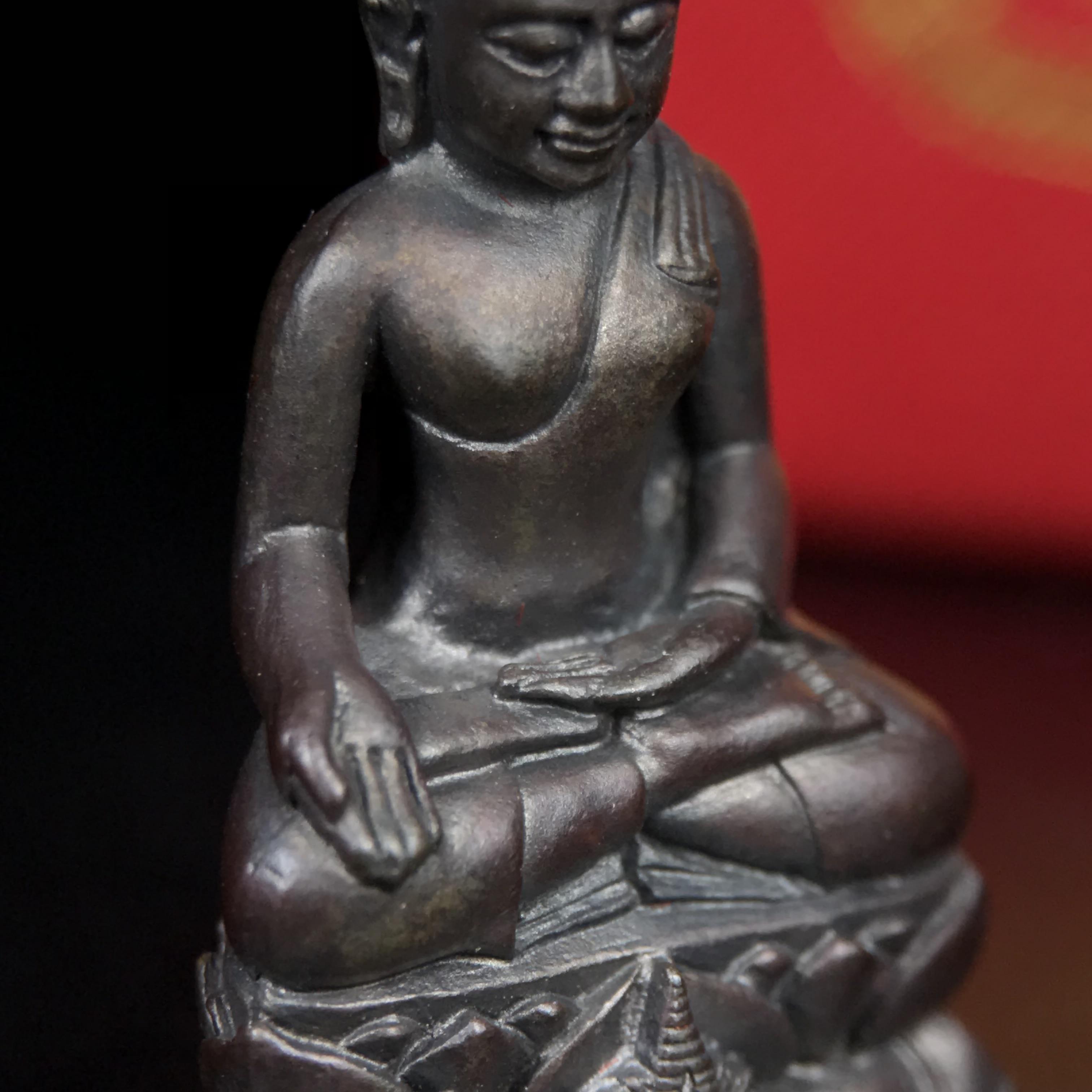 พระกริ่งไพรีพินาศ บรรจุเหล็กไหล ครั้งแรกและครั้งเดียวในประวัติศาสตร์ เฉลิมพระเกียรติ พระบาทสมเด็จพระเจ้าอยู่หัวรัชกาลที่9 พระชนมพรรษา 6 รอบ ปี2542 เนื้อนวโลหะผสมทองคำ(บรรจุเหล็กไหล)ดีนอก-ดีใน พิธีใหญ่ มวลสารเด่น (หายาก)