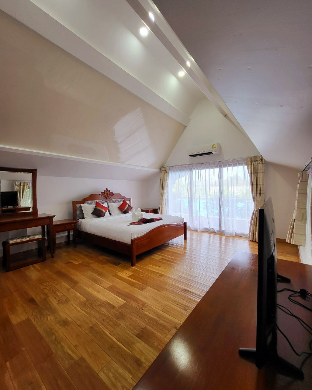 For Rent : Rawai, Naiharn Private Pool Villa, 3 bedrooms 4 Bathrooms