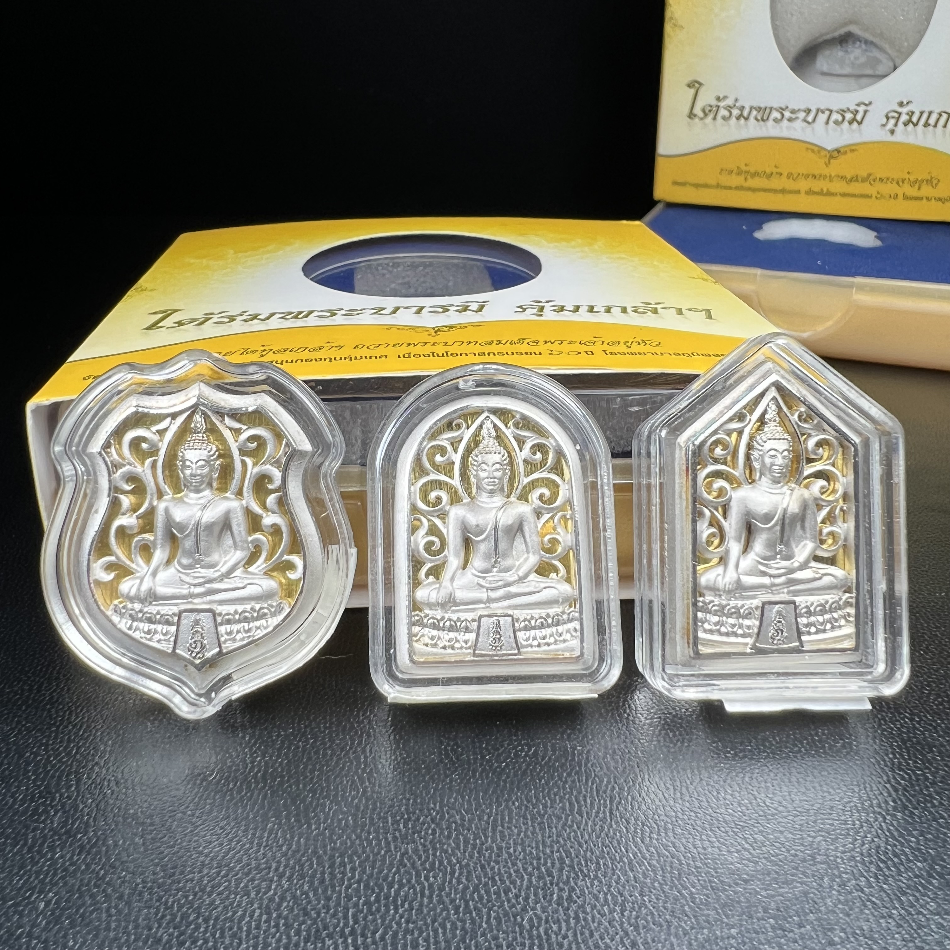 พระพุทธรูปคุ้มเกล้าฯ ภปร.(ใต้ร่มพระบารมี คุ้มเกล้า) 60ปี รพ.ภูมิพลฯ พ.ศ.2552 เหรียญเนื้อเงิน ชุบทองคำขาว(พิมพ์ รูปอาร์ม+รูปใบมะขาม+รูปห้าเหลี่ยม)(1ชุด 3 พิมพ์ ครบทุกแบบที่จัดสร้าง)1 ใน 5000 เหรียญ ครบชุดหายาก