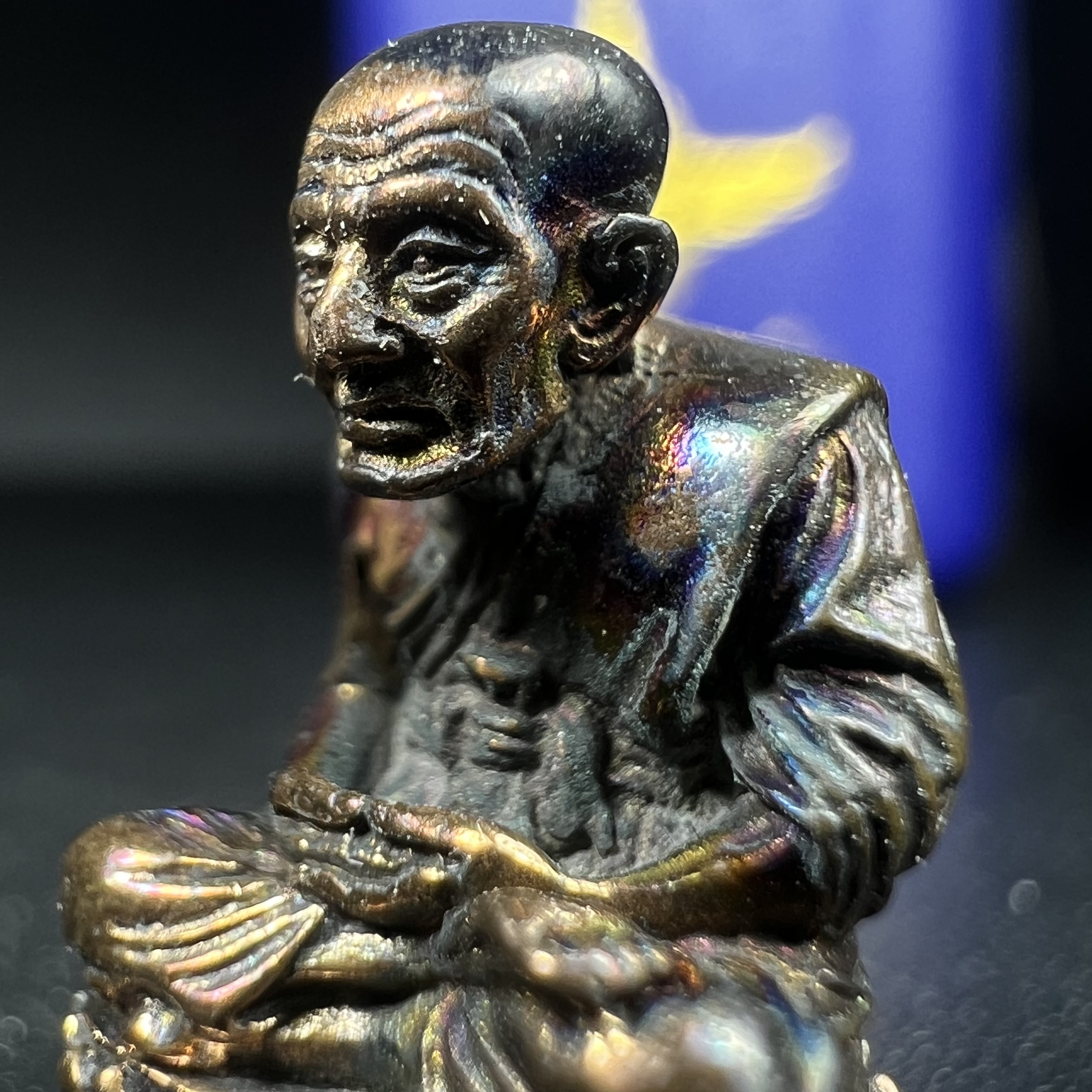 รูปเหมือนหล่อลอยองค์หลวงปู่ทวด รุ่น 111ปี กระทรวงกลาโหม เนื้อนวโลหะรมดำ-ปัดเงา ปี2540 พิธีใหญ่ เข้มขลัง นิยม พร้อมกล่องบรรจุเดิม(คัดสภาพสวยผิวเทพๆผิวรุ้งๆ)ทั้งพิธีทั้งพุทธศิลป์ทรงคุณค่าอีกหนึ่งรุ่นยอดนิยม