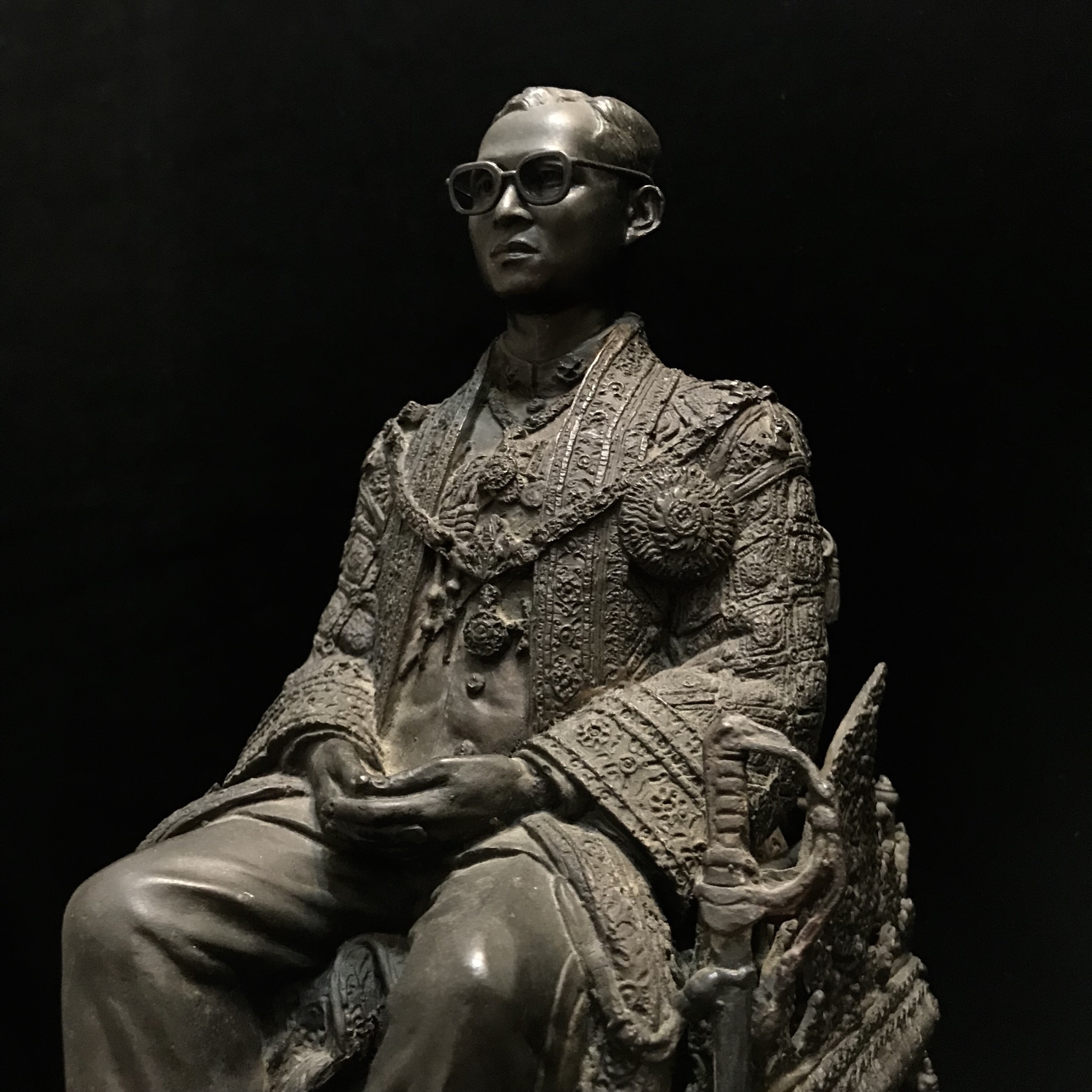 พระบรมรูปพระบาทสมเด็จพระเจ้าอยู่หัวรัชกาลที่9(นั่งบัลลังก์) กระทรวงมหาดไทยจัดสร้าง ปี2539(นิยม)