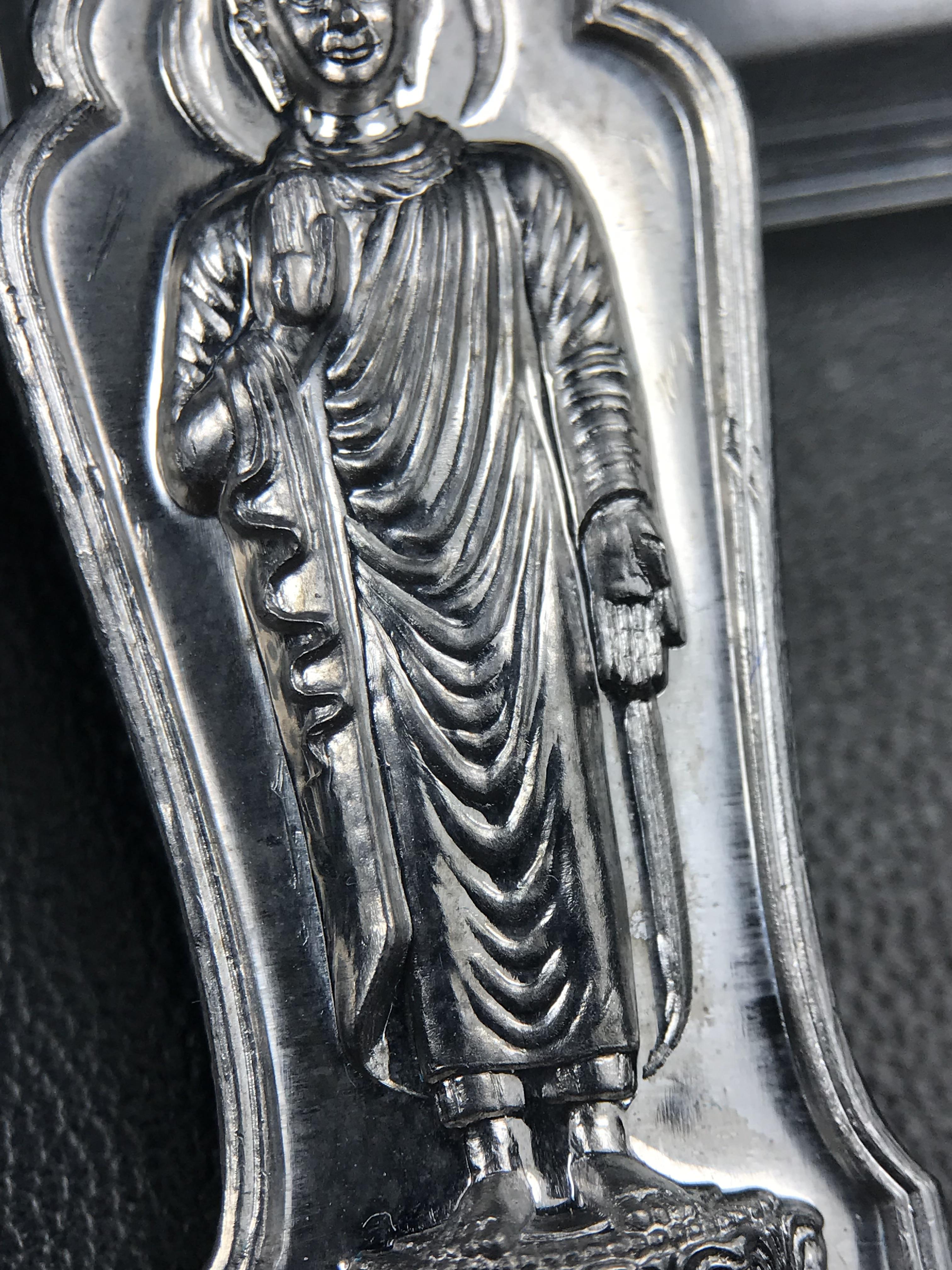 เหรียญที่ระลึกพระพุทธเมตตาประชาไทยไตรโลกนาถคันธารราฐอนุสรณ์ หลัง ภปร. และ สก. วัดทิพย์สุคนธาราม จ.กาญจนบุรี ปี 2558 เนื้อชิน(ตะกั่ว) ขนาดสูง 4.6 ซม. ที่ระลึก ร.9 พระชนมพรรษาครบ 7 รอบ และ สมเด็จพระราชินี พระชนมพรรษา 80 พรรษา พิธีใหญ่