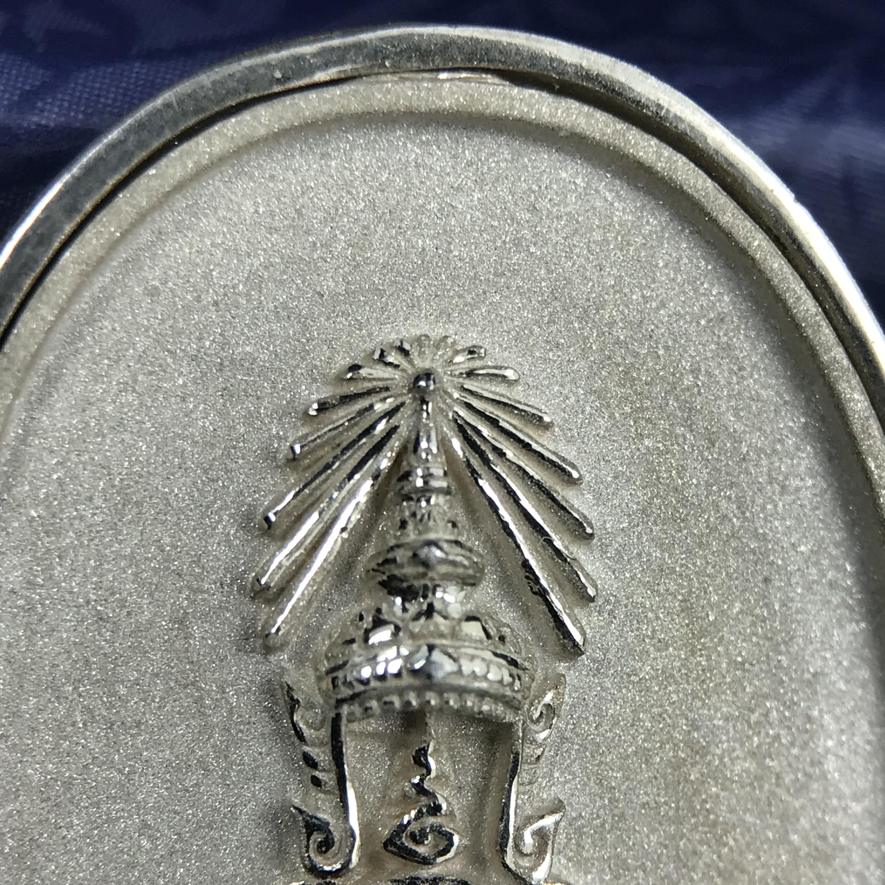 พระแก้วมรกต ภปร. ปี 2547 จัดสร้างโดยโรงพยาบาลภูมิพลอดุลยเดช เนื้อเงิน (3 กษัตริย์) เหรียญทรงกลมรี ขนาด 20*28 มม.พิธีมหามังคาภิเษก ณ พระอุโบสถวัดพระศรีรัตนศาสดาราม(วัดพระแก้ว) งดงามทรงคุณค่าอีกหนึ่งรุ่นยอดนิยม หายาก(องค์หมายเลข ๑๐๔๖)