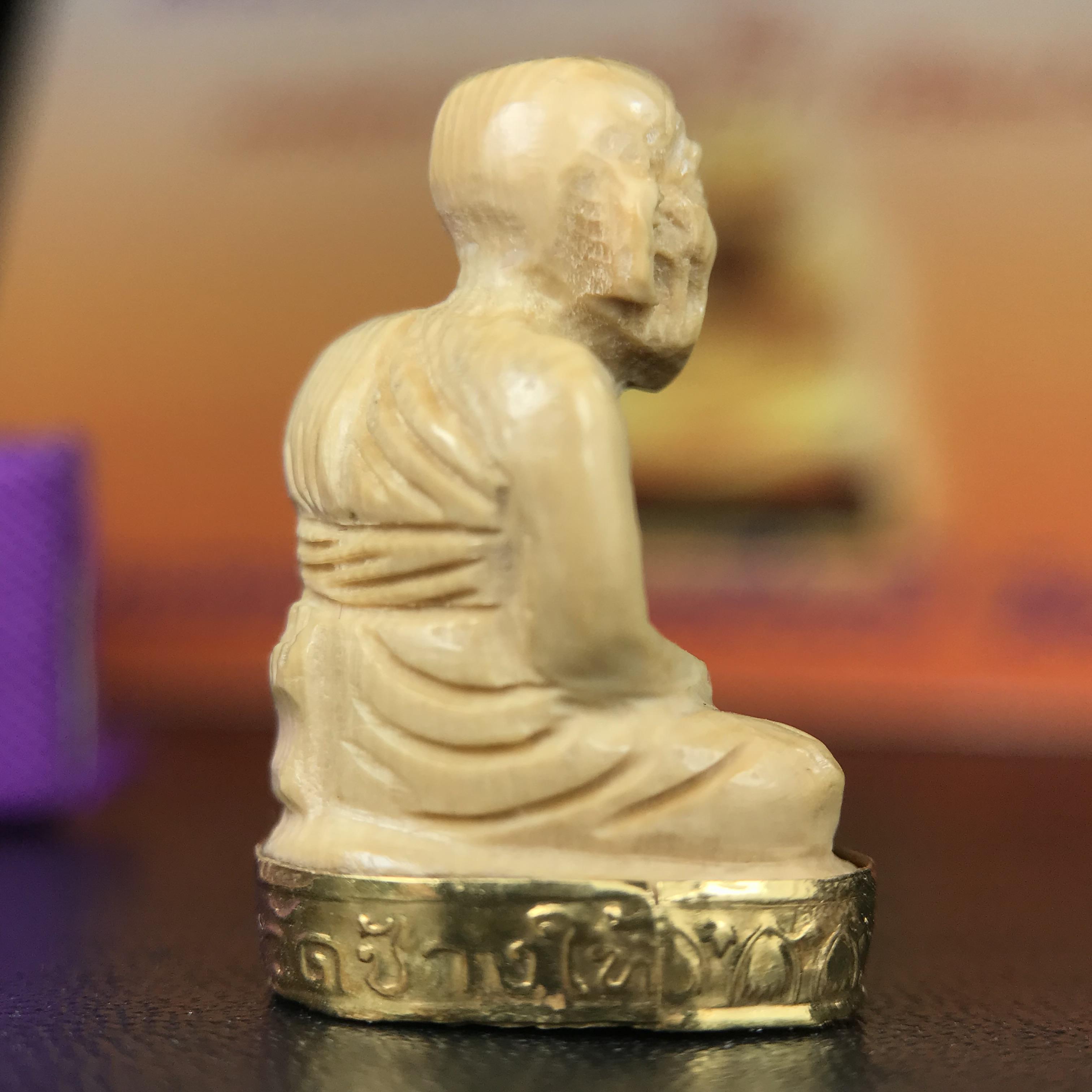 สมเด็จหลวงพ่อทวด รุ่นคชสารหมื่นปี (ศิลปาชีพ) วัดช้างให้ ปี 2541โดยมีท่าน อ.นอง วัดทรายขาว เป็นเจ้าพิธี และมีเกจิร่วมปลุกเสก 108 รูป บรรจุผงว่านเก่าและดินกากยายักษ์(พิมพ์ลอยองค์ฐานทองคำโค๊ตทองคำ)พร้อมกล่องบรรจุและใบรับรองเดิมครบ นิยมหายาก