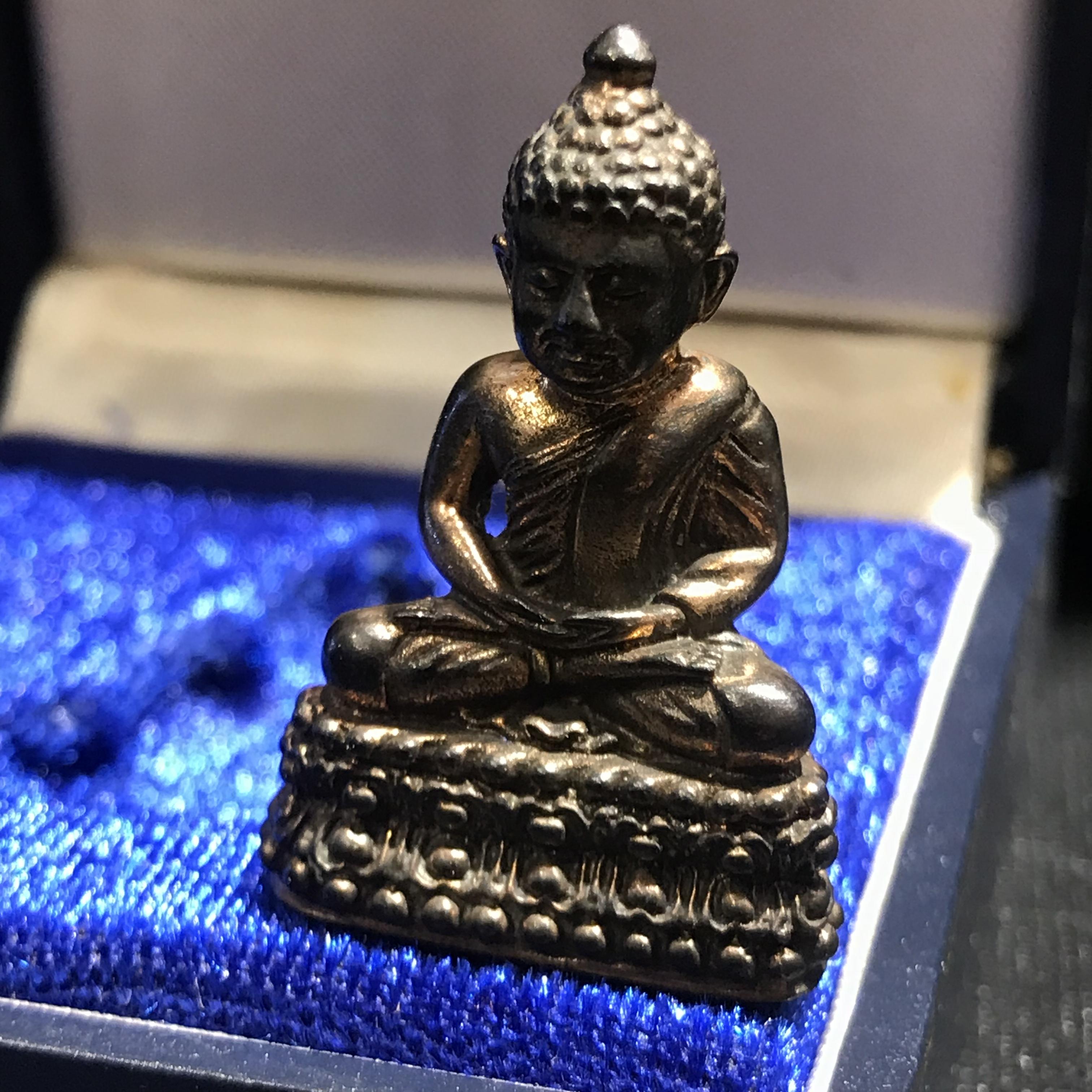 พระนิรันตราย ปี2538 วัดบวรนิเวศ เนื้อนวโลหะเต็มสูตร (อุดผงจิตรดาและเส้นเกษา)(นิยมหายาก)