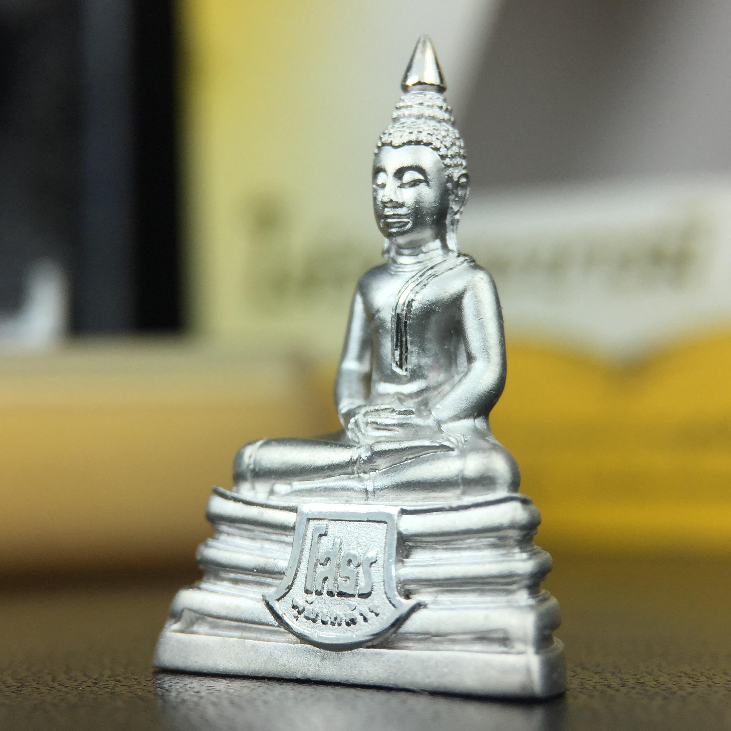 พระพุทธโสธร คุ้มเกล้าฯ ภปร.(ใต้ร่มพระบารมี คุ้มเกล้า) 60ปี รพ.ภูมิพลฯ พ.ศ.2552 เนื้อเงิน ชุบทองคำขาว(ลอยองค์พิมพ์ กลาง ขนาด 26*18.5 มม.) 1 ใน 5000 องค์ หายาก