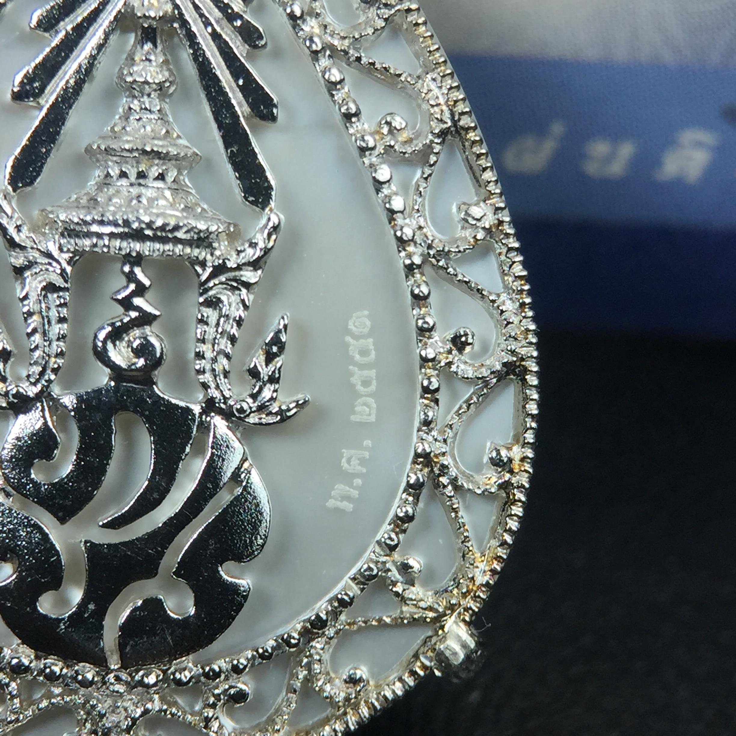 เหรียญพระพุทธชินราช ภปร. โครงการ เพราะแผ่นดินนี้คือแผ่นดินเกิด ปี 2551 รูปหยดน้ำ เนื้อเงินชุบทองคำขาว(ล้อมด้วยกรอบเงินชุบทองคำขาวสลักเสลาเป็นลวดลายละเอียดอ่อน ส่วนพื้นองค์พระเป็นเปลือกหอยมุขสวยงดงาม )(ขนาด 21 x 29 มม.) (สวยงามหายาก)1ใน5000องค์