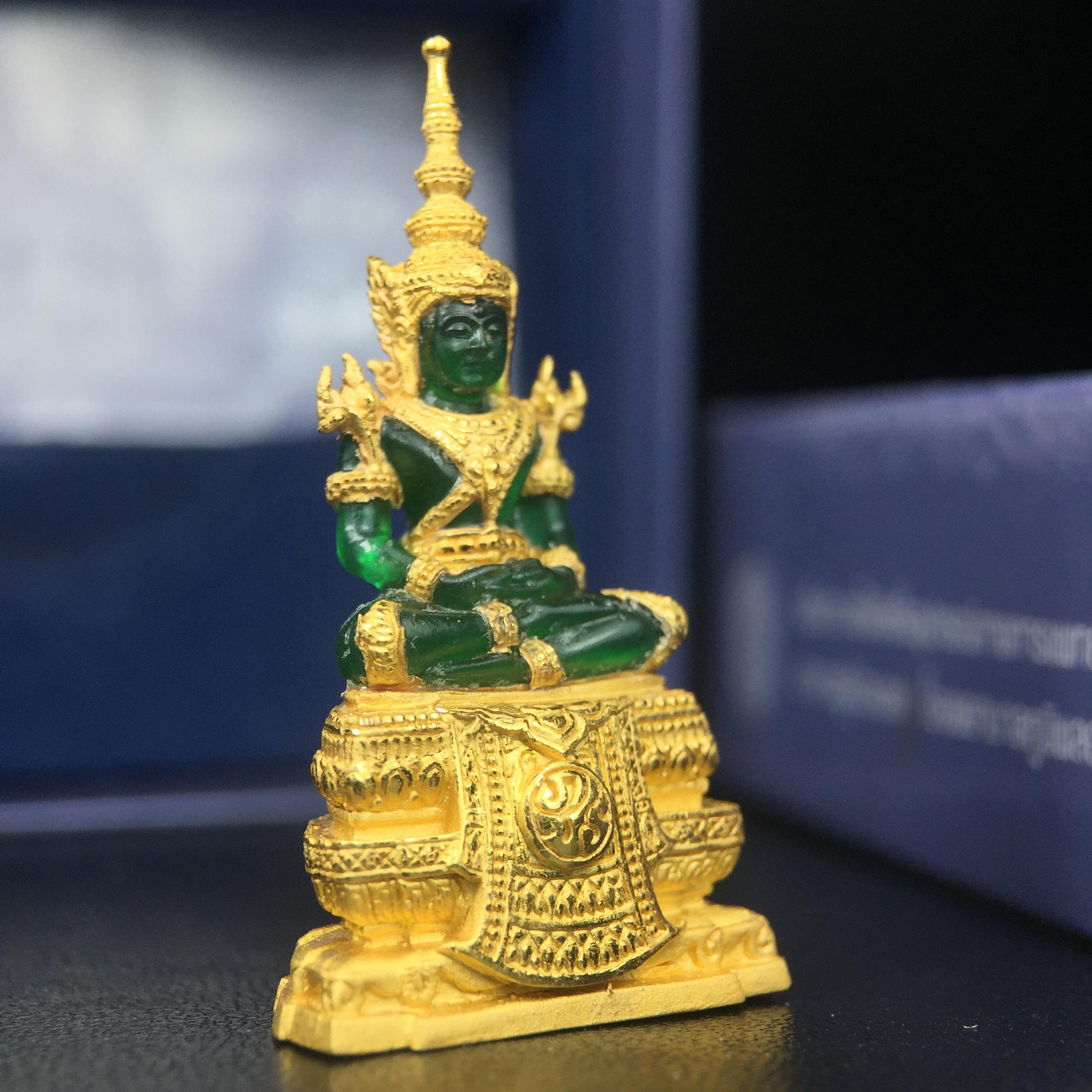 พระแก้วมรกต ภปร. จัดสร้างโดย รพ.ภูมิพลฯ ปี2547 ลอยองค์ขนาดหน้าตัก 1/2 นิ้ว เนื้อเรซิ่นหุ้มทองคำ99.99 งดงามทรงคุณค่าอีกหนึ่งรุ่นยอดนิยม หายาก