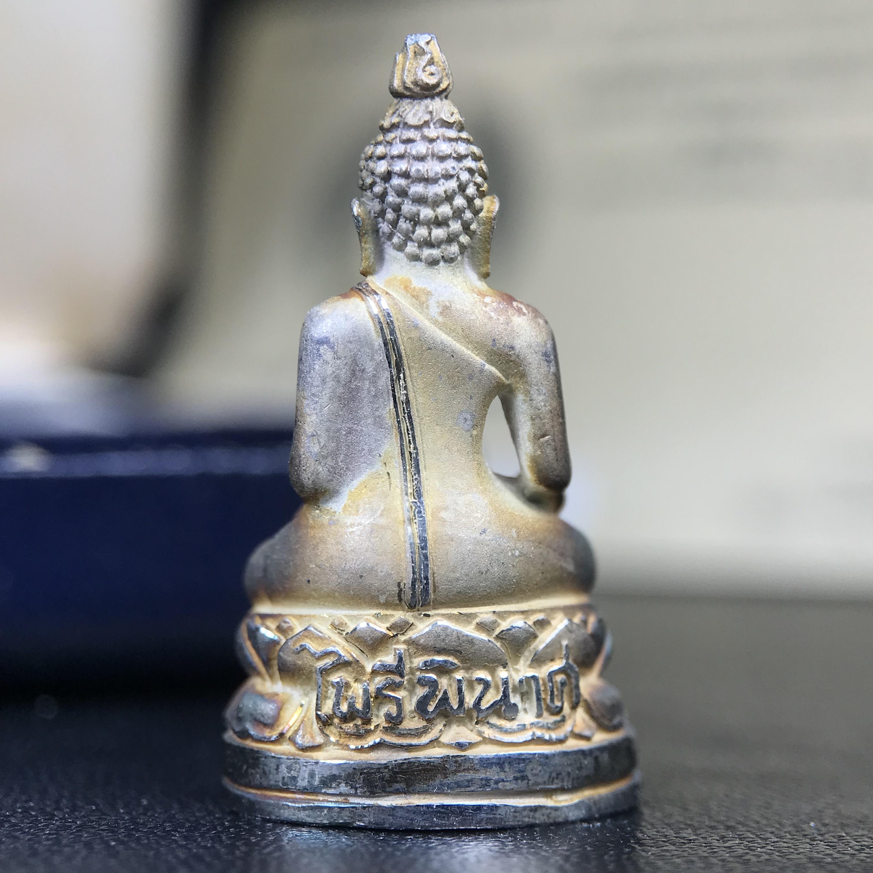 พระกริ่งไพรีพินาศ ญสส.มูลนิธิพิทักษ์ดวงตาประชาชน ฉลองศิริราชสมบัติครองราชย์ 50 ปี รัชกาลที่ 9 เนื้อเงินบริสุทธิ์ 99.9% (เนื้อเงินผิวเดิมติดรุ้งๆสวยเดิม)ขนาดสูง 2.8 ซม. พร้อมกล่องบรรจุเดิมและการ์ดใบรับรองเดิมครบสมบูรณ์(องค์หมายเลข ๒๓๒๗)