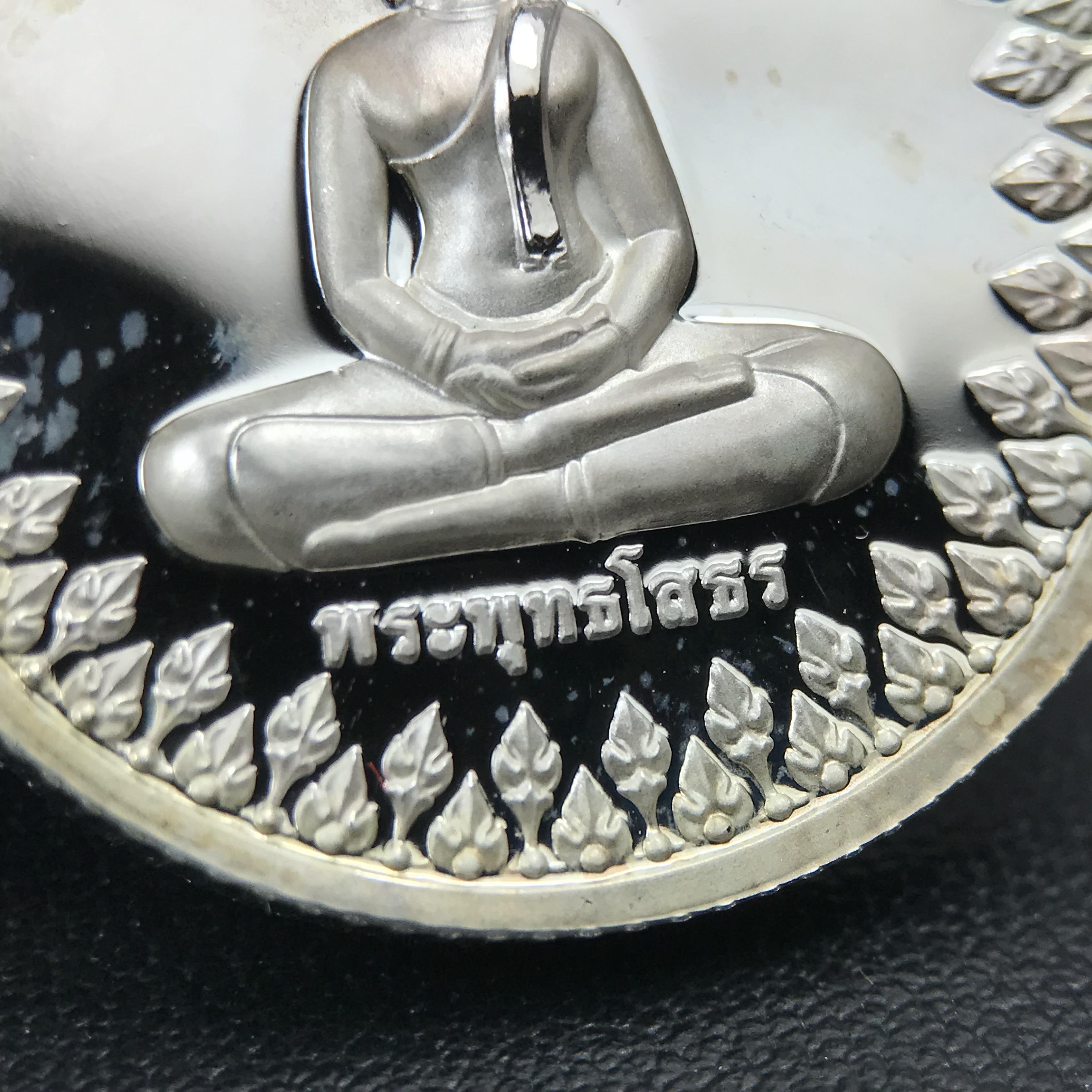 เหรียญพระพุทธโสธร ตราสัญลักษณ์ ภปร. รุ่นสมโภชน์พระอุโบสถเฉลิมพระเกียรติ วัดโสธรวรารามวรวิหาร เฉลิมพระเกียรติ ร.9 เจริญพระชนมายุ 80 พรรษา ปี2550 เนื้อเงินนอก(99%)ขัดเงาพ่นทราย ขนาด 28 มม. มีโค๊ดหมายเลขกำกับ สวยๆเดิมๆ พร้อมกล่องเดิมจากวัด และใบรับรองการผลิต