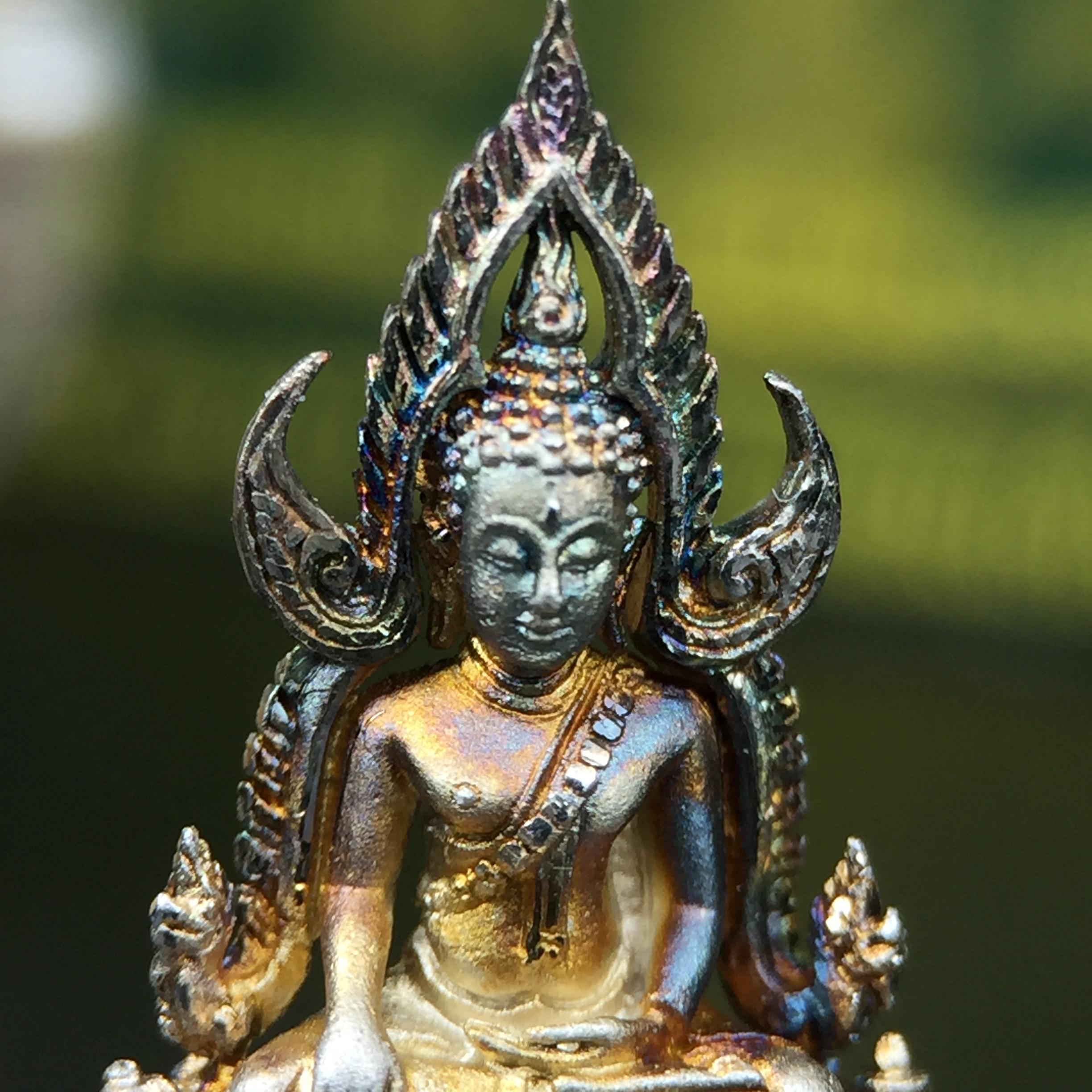 พระพุทธชินราช(จำลอง) ภปร. 84 พรรษา เนื้อเงินชุบทองคำขาว พิมพ์เล็กขนาดหน้าตัก 1/4 นิ้ว (สภาพผิวเดิมสวย ขึ้นสีรุ้งธรรมชาติ แบบนิยม)(พระราชทานมวลสาร จิตรลดาและเส้นพระเจ้า(เส้นผม))พุทธศิลป์ทรงคุณค่าอีกหนึ่งรุ่นยอดนิยม