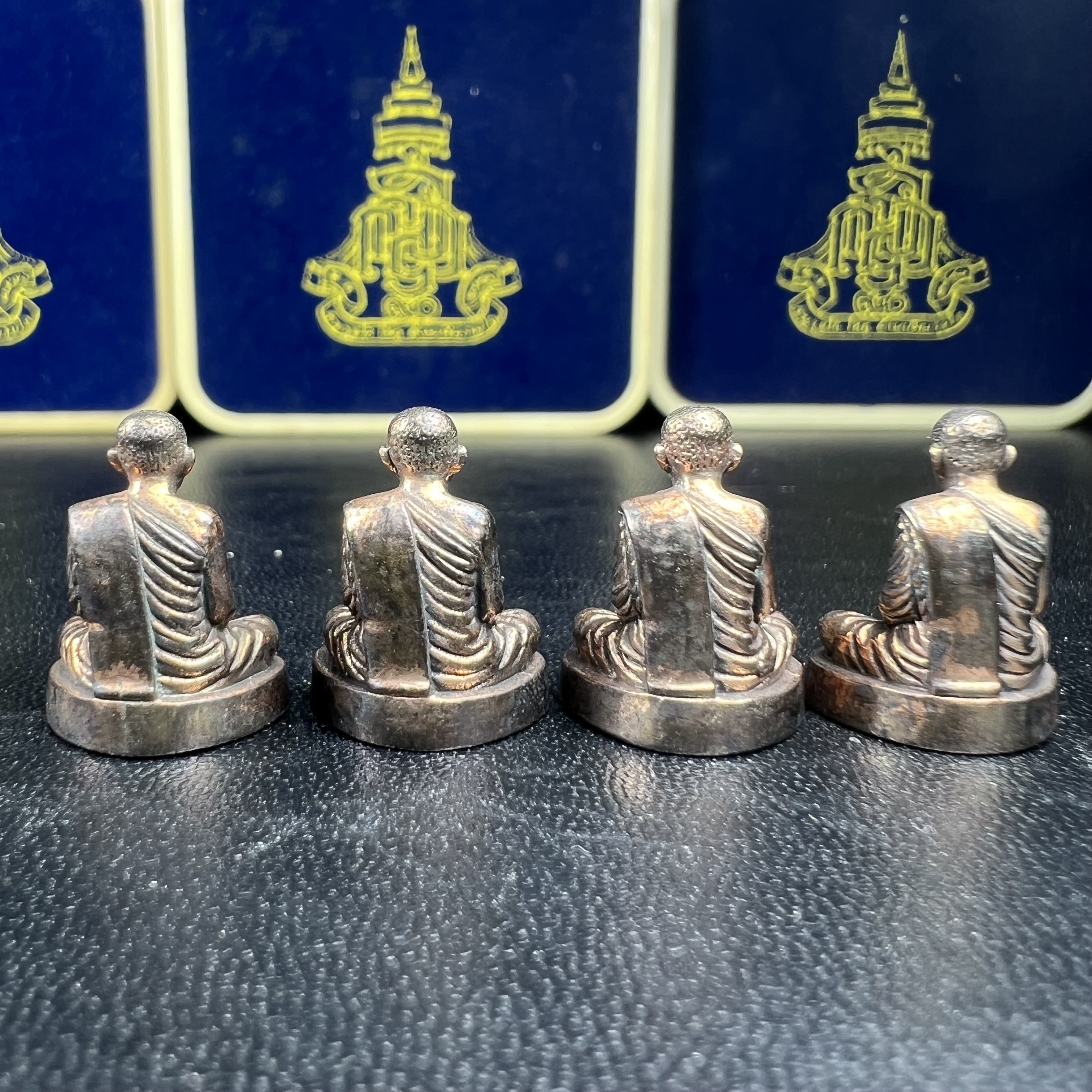 พระรูปเหมือนลอยองค์ สมเด็จพระสังฆราช วัดบวรนิเวศวิหาร รุ่น คชวัตร ปี2546 ที่ระลึกงานฉลองพระชนมายุ 90 พรรษา เนื้อนวโหละ (พิมพ์ใหญ่หน้าตัก 1.5ซม.+พิมพ์เล็กหน้าตัก1 ซม.)รวม1 ชุด 2 องค์