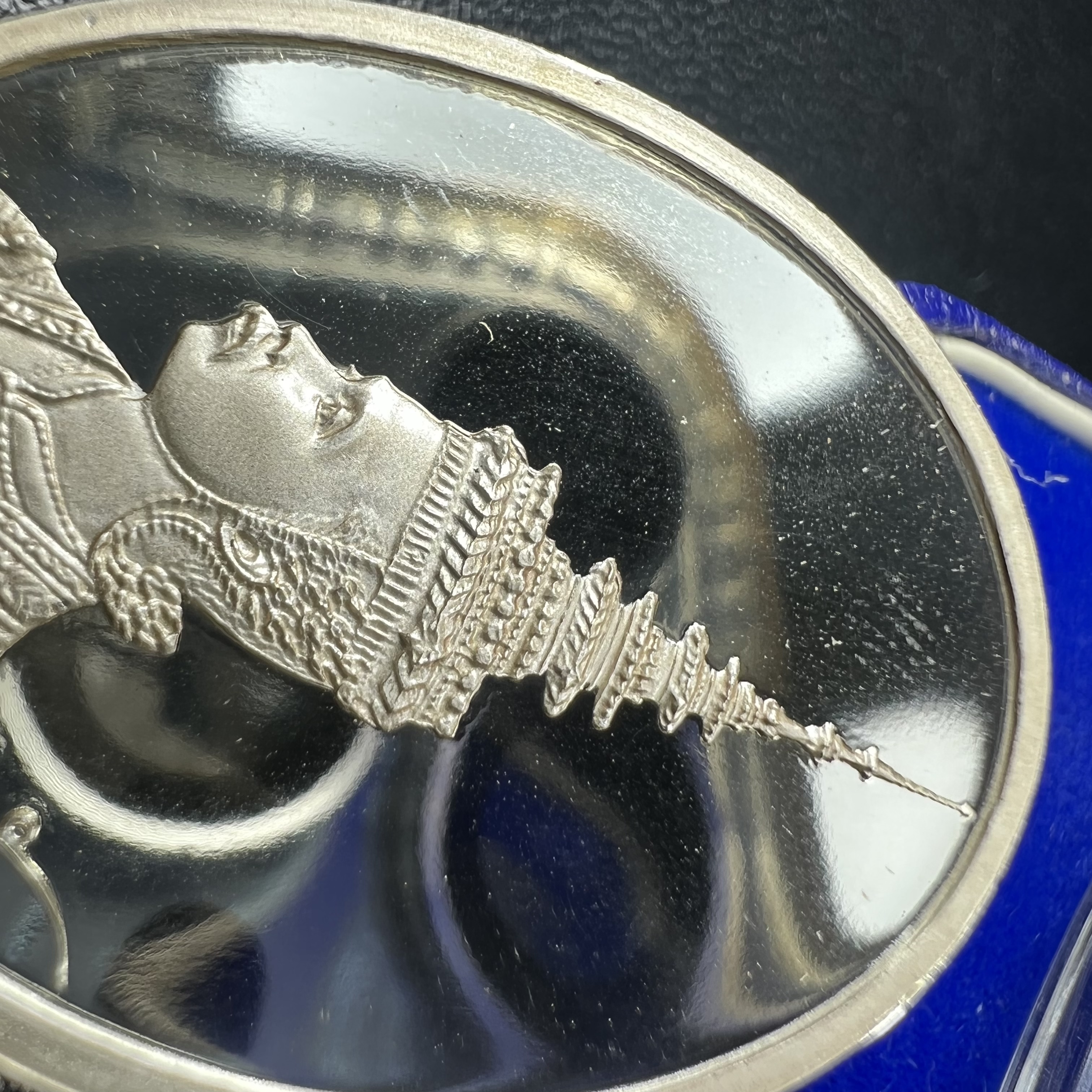 เหรียญ พระปิยมหาราช ที่ระลึกสร้างพระบรมราชานุสาวรีย์ รัชกาลที่ 5 สุพรรณบุรี พ.ศ.2541เนื้อเงินขัดเงา ตอกโค๊ตหมายเลข 447 พร้อมกล่องบรรจุเดิม(วาระหายากพบเจอน้อย)