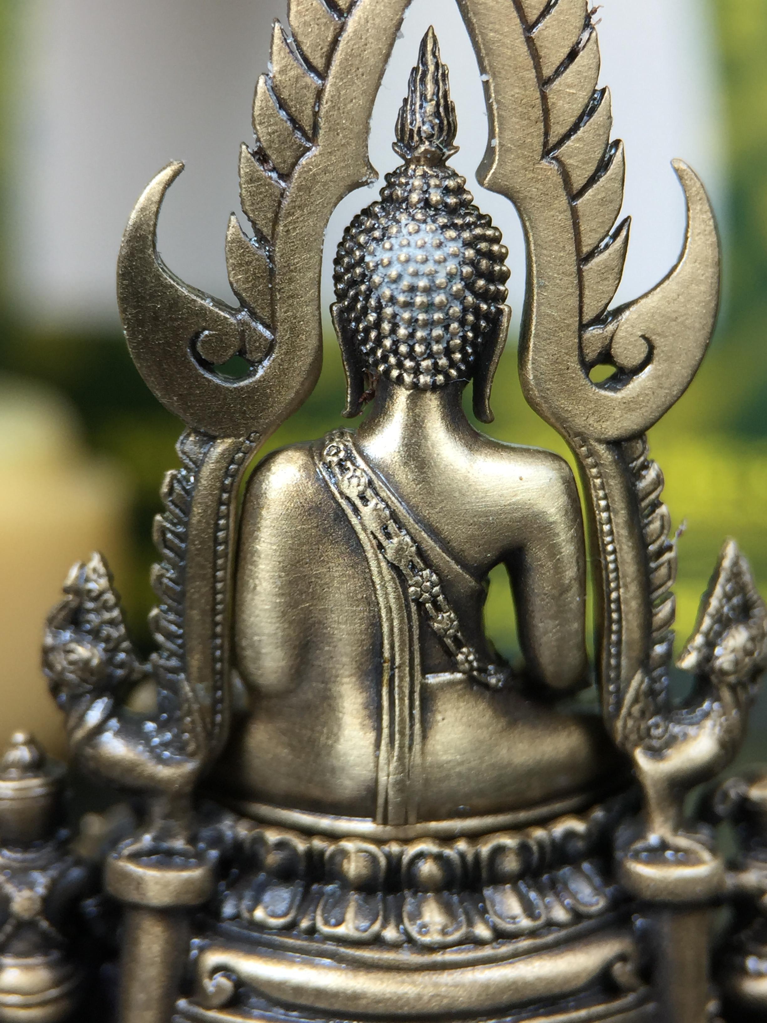 พระพุทธชินราช(จำลอง) ภปร. 84 พรรษา ปี 2554 เนื้อบรอนซ์รมดำซาติน พิมพ์กลางขนาดหน้าตัก 1/2 นิ้ว(พระราชทานมวลสาร จิตรลดาและเส้นพระเจ้า(เส้นผม)รัชกาลที่9)พุทธศิลป์ทรงคุณค่าอีกหนึ่งรุ่นยอดนิยม