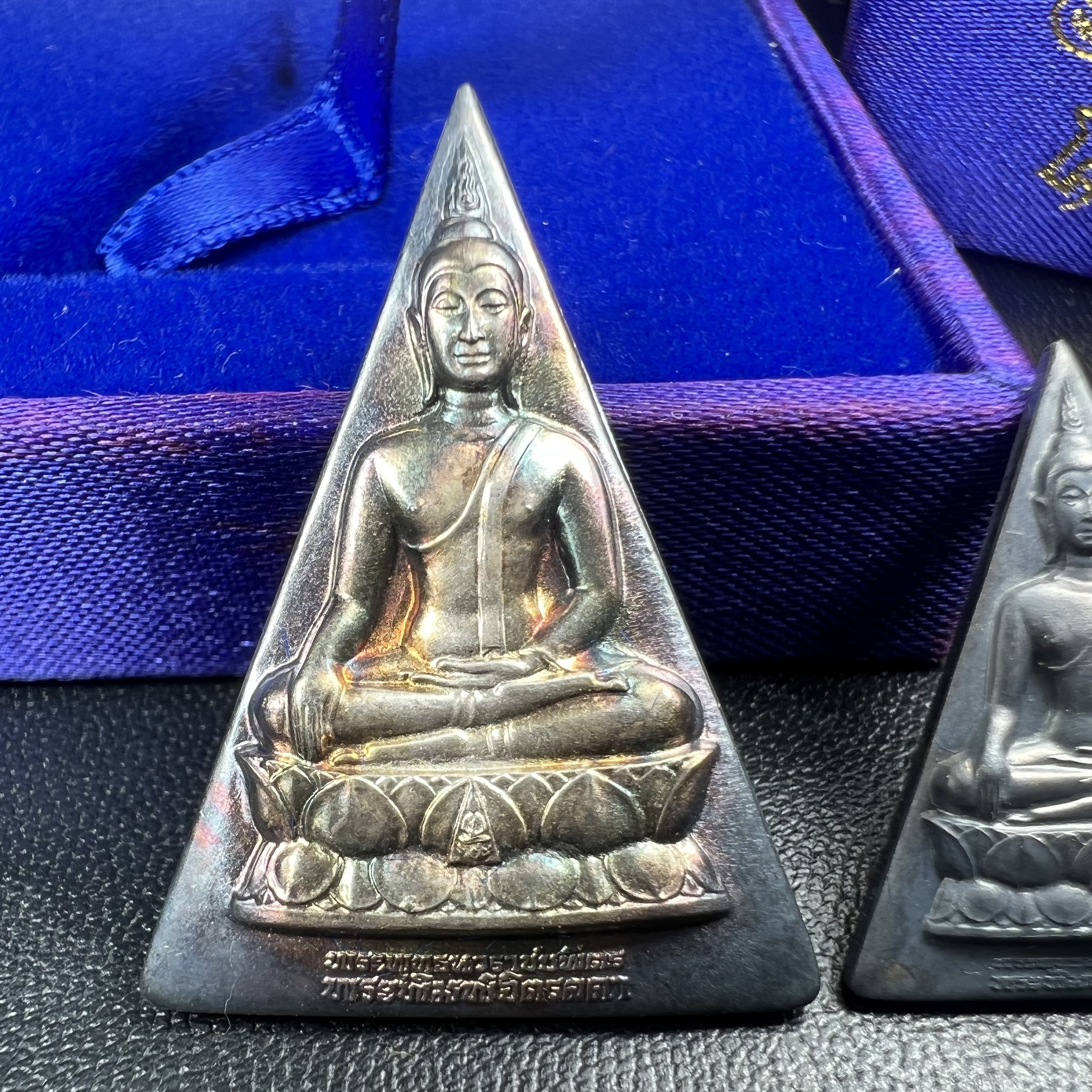 พระพุทธนวราชบพิตร พระพิมพ์จิตรลดา โครงการหลวง ปี2539 (พิมพ์ใหญ่+พิมพ์เล็ก) เนื้อเงินผิวเดิมขึ้นสีรุ่ง สวย แบบนิยมพร้อมกล่องบรรจุเดิม พิธีใหญ่ ปลุกเสกวัดพระแก้ว(1ชุด 2 องค์)