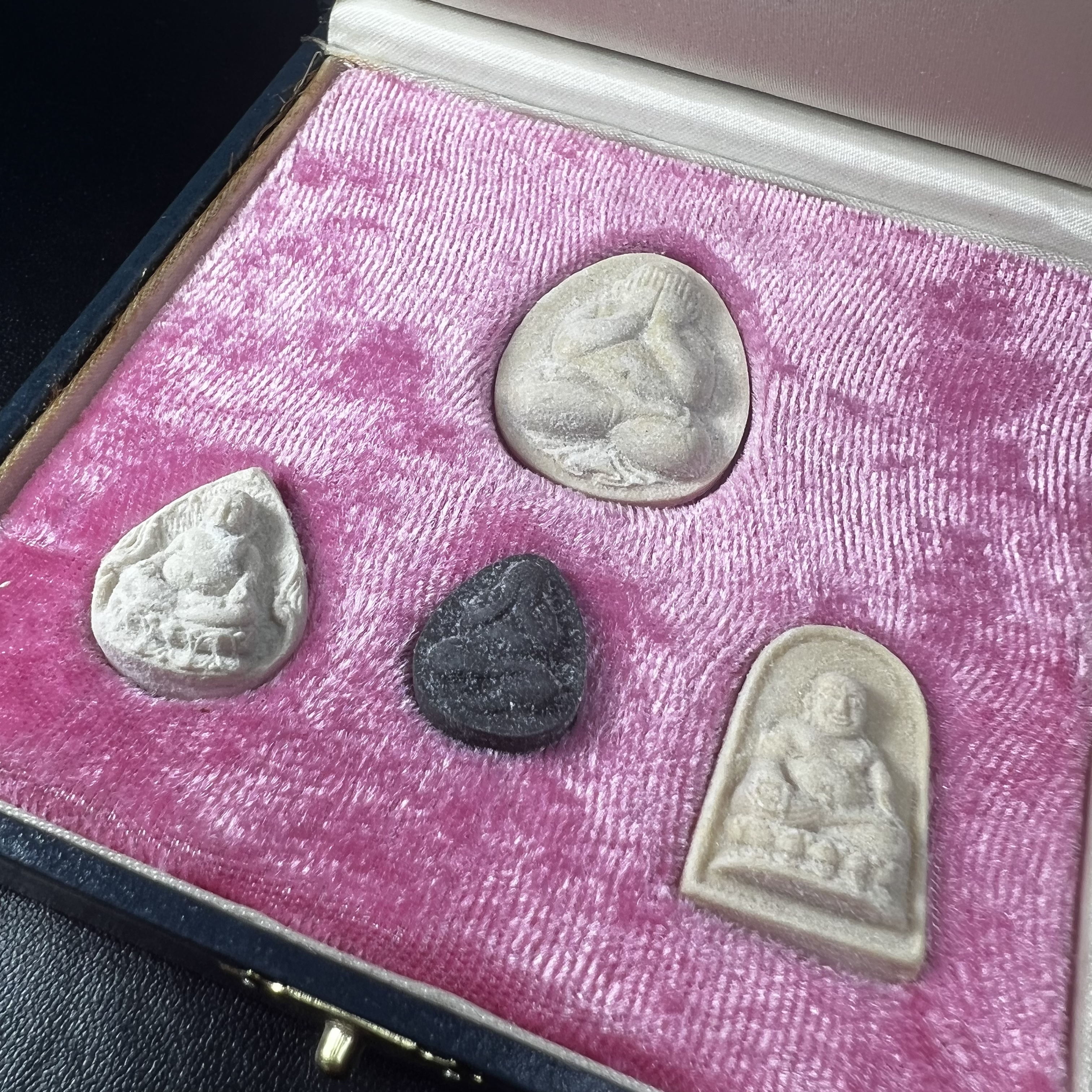 พระปิดตา รุ่นแรก ชุดกรรมการ ชุดมงคลการบำเพ็ญกุศลอายุครบ 6 รอบ(72 พรรษา) สมเด็จพระญาณสังวร วัดบวรนิเวศวิหาร วันที่ 2-3 ตุลาคม 2528 (1ชุดประกอบด้วยพระเนื้อผง 4 รายการ)ชุดกรรมการพร้อมกล่องบรรจุเดิมครบสมบูรณ์(หายาก)