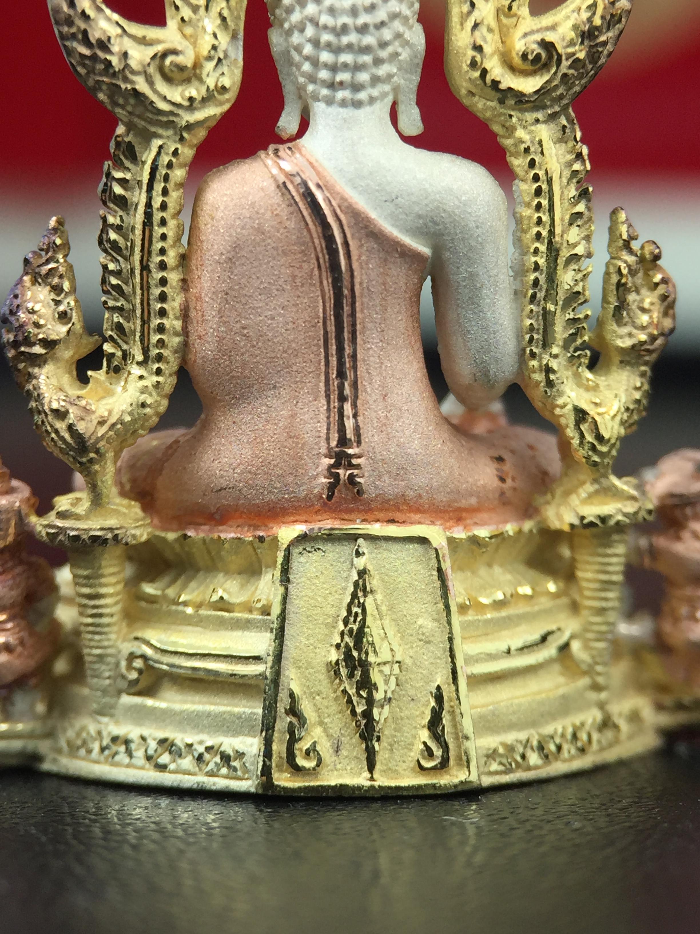 พระพุทธชินราช ภปร. ในวโรกาสพระราชพิธีมหามงคล เฉลิมพระชนมายุ6รอบ 5ธันวาคม2542 มูลนิธิพิทักษ์ดวงตาประชาชน จัดสร้าง เนื้อเงินบริสุทธิ์ 99.9% แบบสามกษัตริย์ขัดเงาบางส่วน พิมพ์ใหญ่ ขนาดสูง 3.4 ซม. พร้อมกล่องบรรจุเดิม