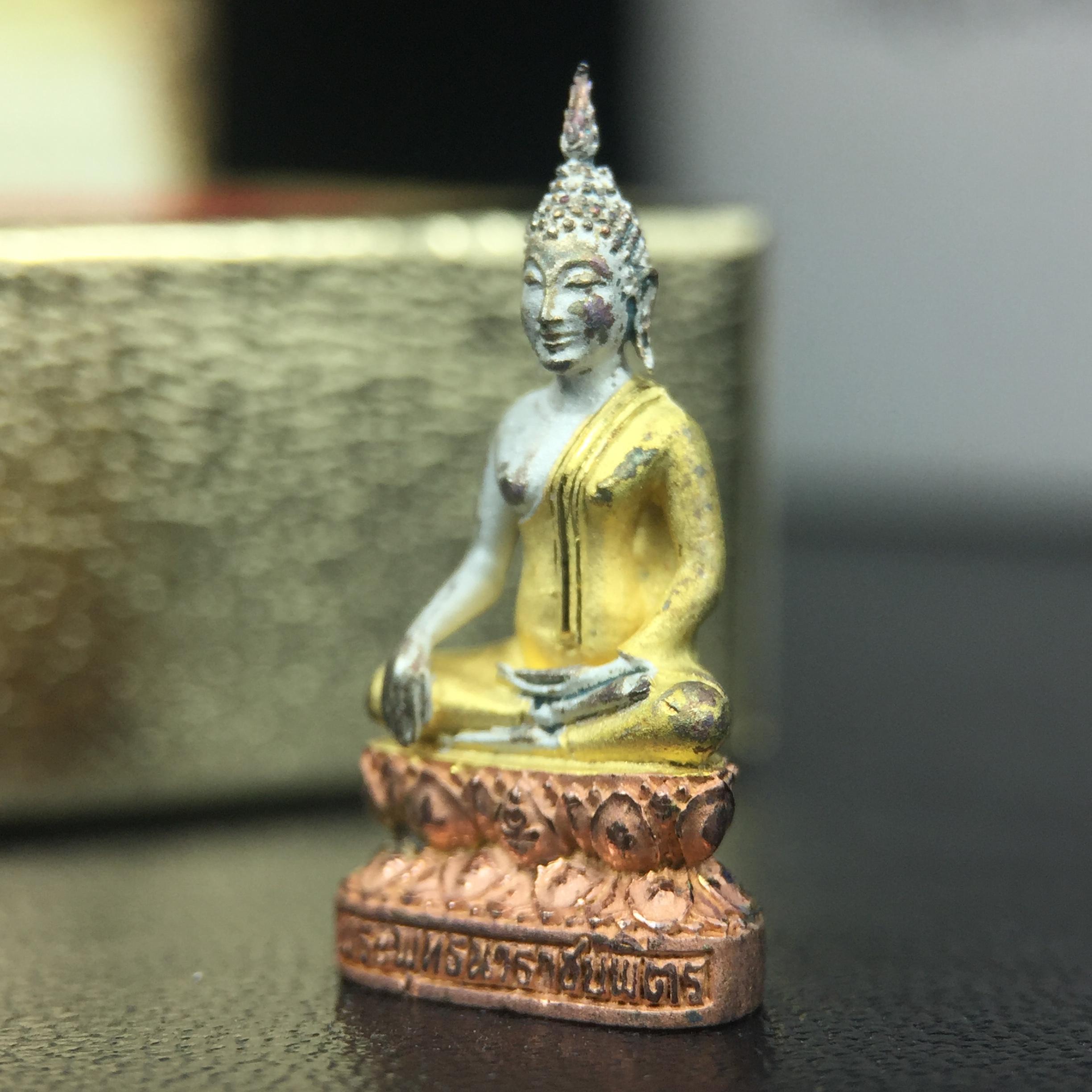 พระชัยวัฒน์พระพุทธนวราชบพิตร ครองสิริราชสมบัติครบ 50 ปี พ.ศ.2540 ขนาดสูง 1.9 ซม. เนื้อเงินสามกษัตริย์(ผิวเดิม) พร้อมกล่องบรรจุเดิมครบสมบูรณ์ 1ใน 9500 องค์(พุทธนวราชบพิตร นิมิตรหมายแห่งความสามัคคี ด้วยไมตรีแห่งองค์พระภูมิพล)