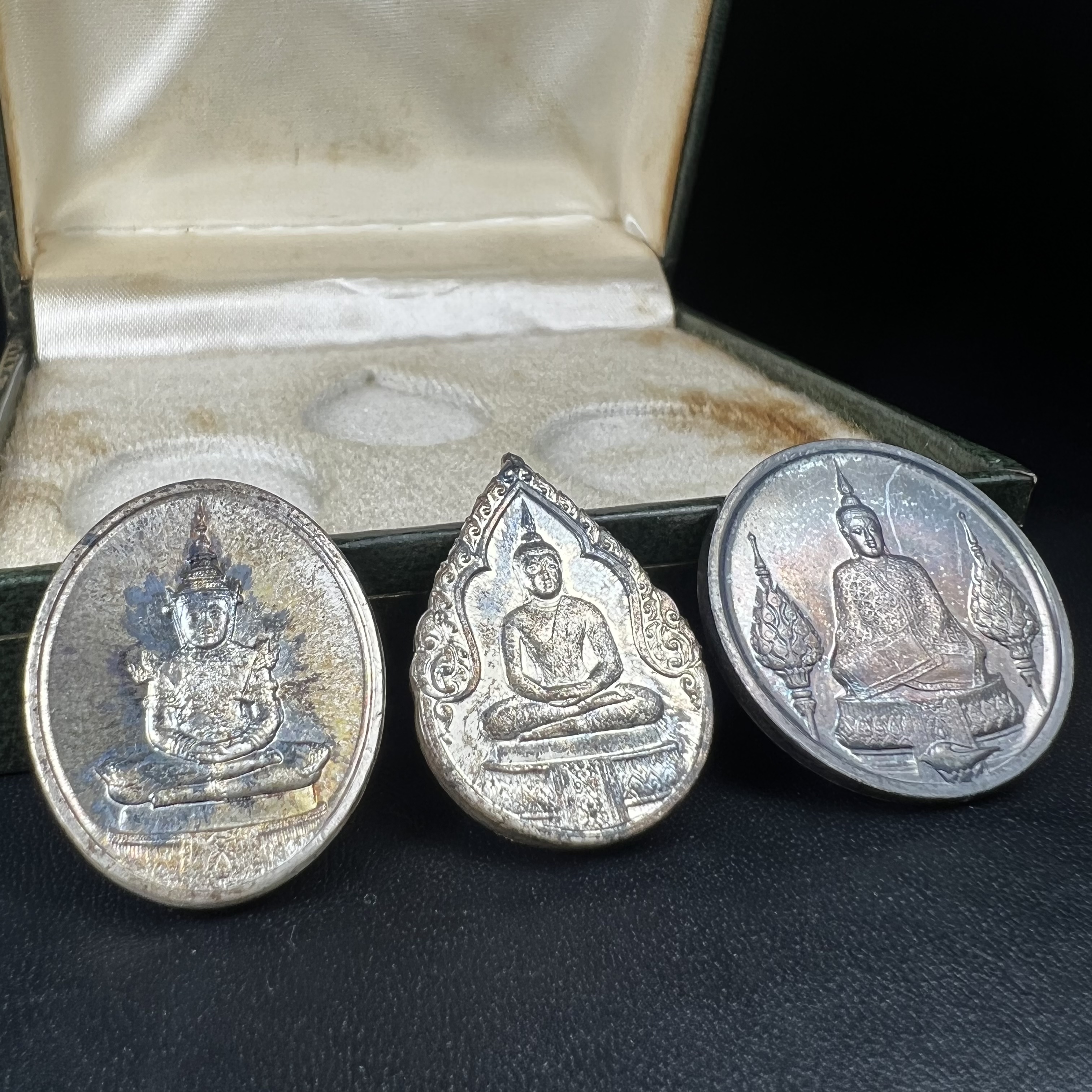 เหรียญพระแก้วมรกตหลัง ภปร. ฉลองกรุงรัตนโกสินทร์ครบ 200 ปี พ.ศ.2525 เนื้อเงิน(ผิวเดิม สวย)กล่องบรรจุเดิมครบ3พิมพ์(บล็อกพระราชศรัธา)(ในหลวงรัชกาลที่9 เสด็จในพิธี)ชอบเก็บแบบผิวเดิมๆชุดนี้เลยแนะนำ ผิวเดิมสวยมาก เสน่ห์พระเนื้อเงิน