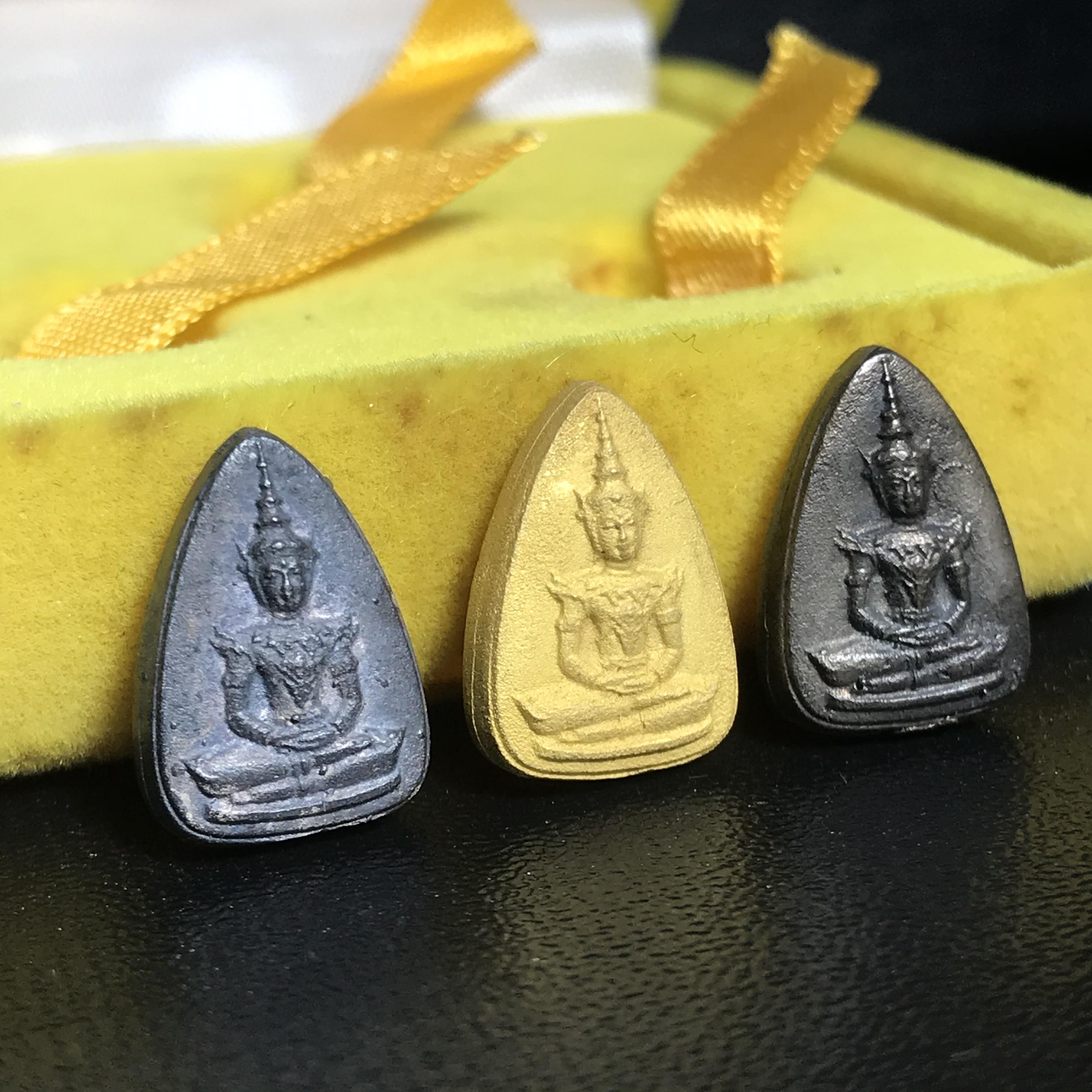 พระแก้วมรกต หลัง สก. รุ่น 60 พรรษามหาราชินี ปี 2537 ชุดกรรมการทองคำ พิมพ์เล็ก เหรียญหล่อทรงหยดน้ำครบชุดพร้อมกล่องบรรจุเดิม หายาก