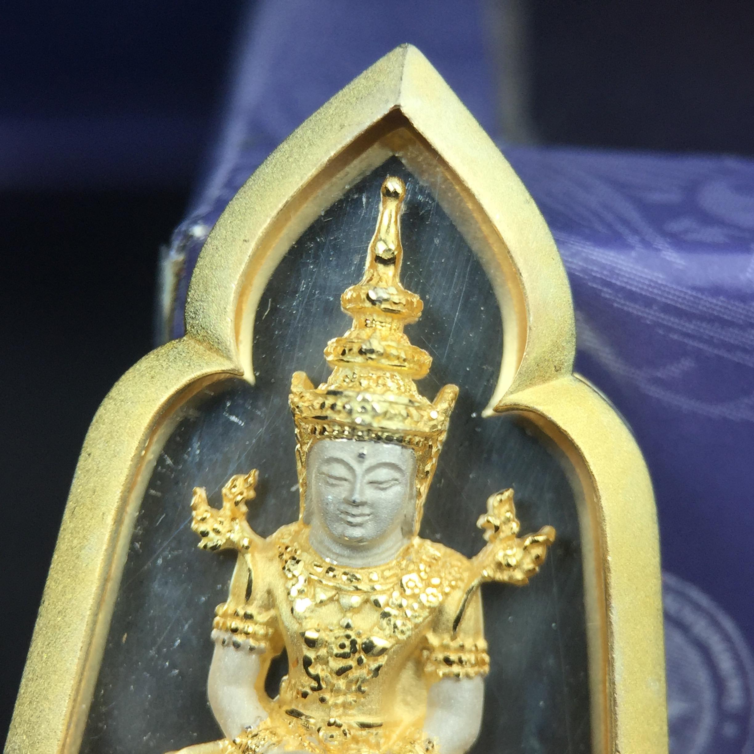 พระแก้วมรกต ภปร. ปี2547 จัดสร้างโดย รพ.ภูมิพลฯ เนื้อเงิน (3 กษัตริย์)เหรียญทรงซุ้ม ขนาด 20*33 มม.งดงามทรงคุณค่าอีกหนึ่งรุ่นยอดนิยม หายาก