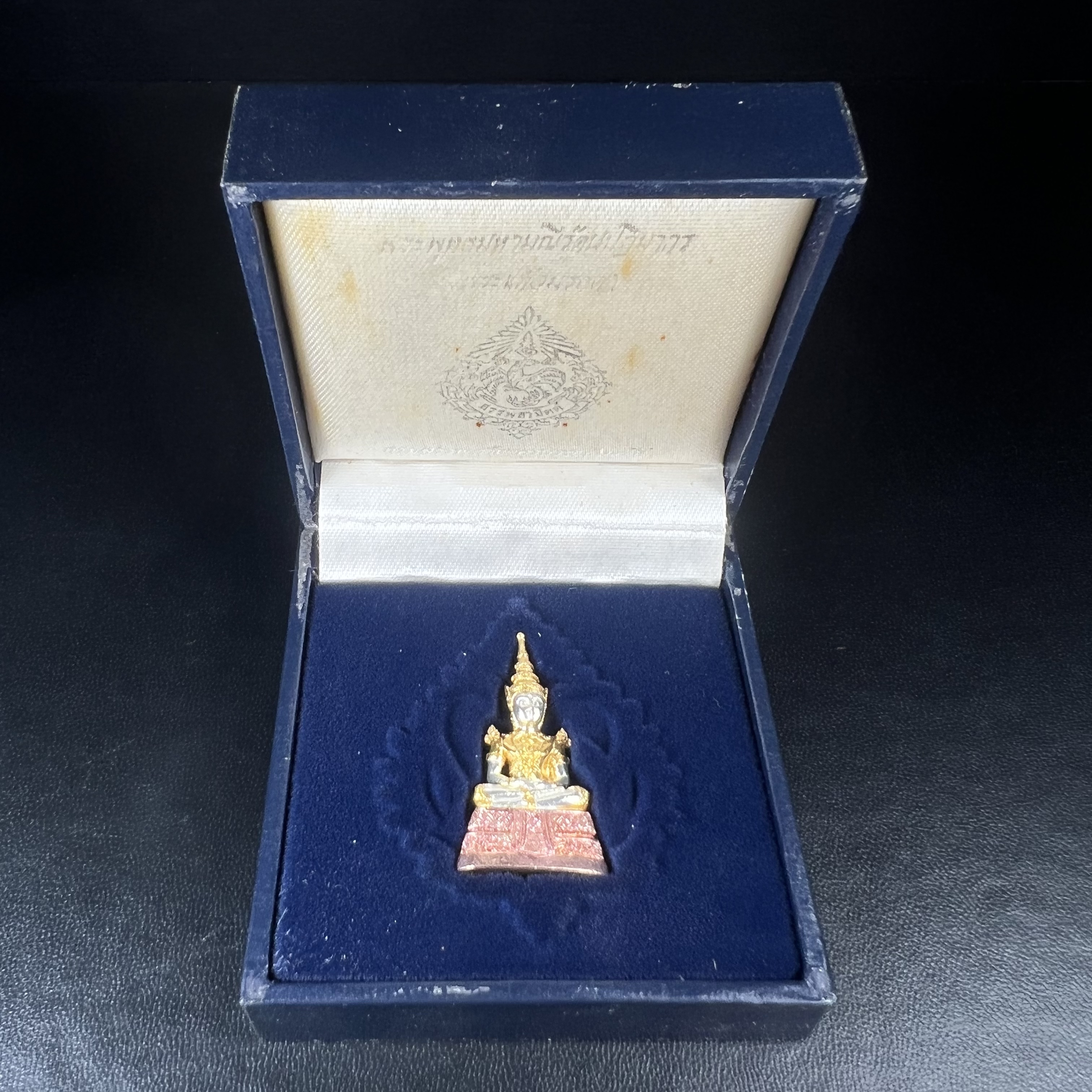 พระแก้วมรกต กรมสรรพสามิตจัดสร้างขึ้นเนื่องในโอกาสครบรอบ 64 ปีของกรมสรรพสามิต และเนื่องในวโรกาสที่พระบาทสมเด็จพระเจ้าอยู่หัวทรงครองราชย์ครบ 50 ปีในปีกาญจนาภิเษก เมื่อ พ.ศ.2539 เนื้อเงินรมดำขัดเงา(ชุบสามกษัตริย์ใหม่)พร้อมกล่องบรรจุเดิม