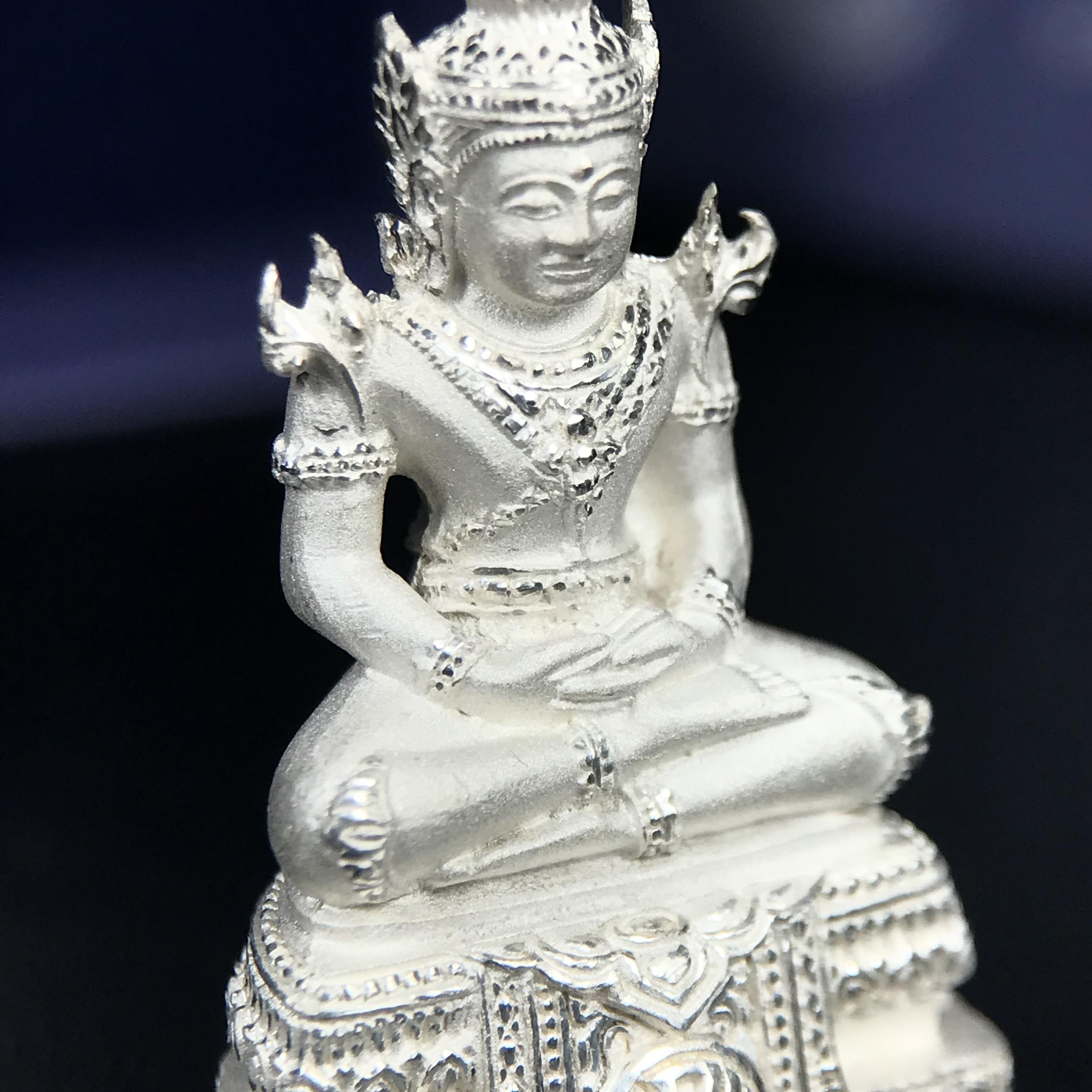 พระแก้วมรกต ภปร. ปี 2547 จัดสร้างโดยโรงพยาบาลภูมิพลอดุลยเดช เนื้อเงิน ลอยองค์ สูง 3.7 ซม. หน้าตัก 1/2 นิ้ว พิธีมหามังคาภิเษก ณ พระอุโบสถวัดพระศรีรัตนศาสดาราม(วัดพระแก้ว) งดงามทรงคุณค่าอีกหนึ่งรุ่นยอดนิยม หายาก(หมายเลขสวย ๑๔๙๙)(1ใน3000องค์)