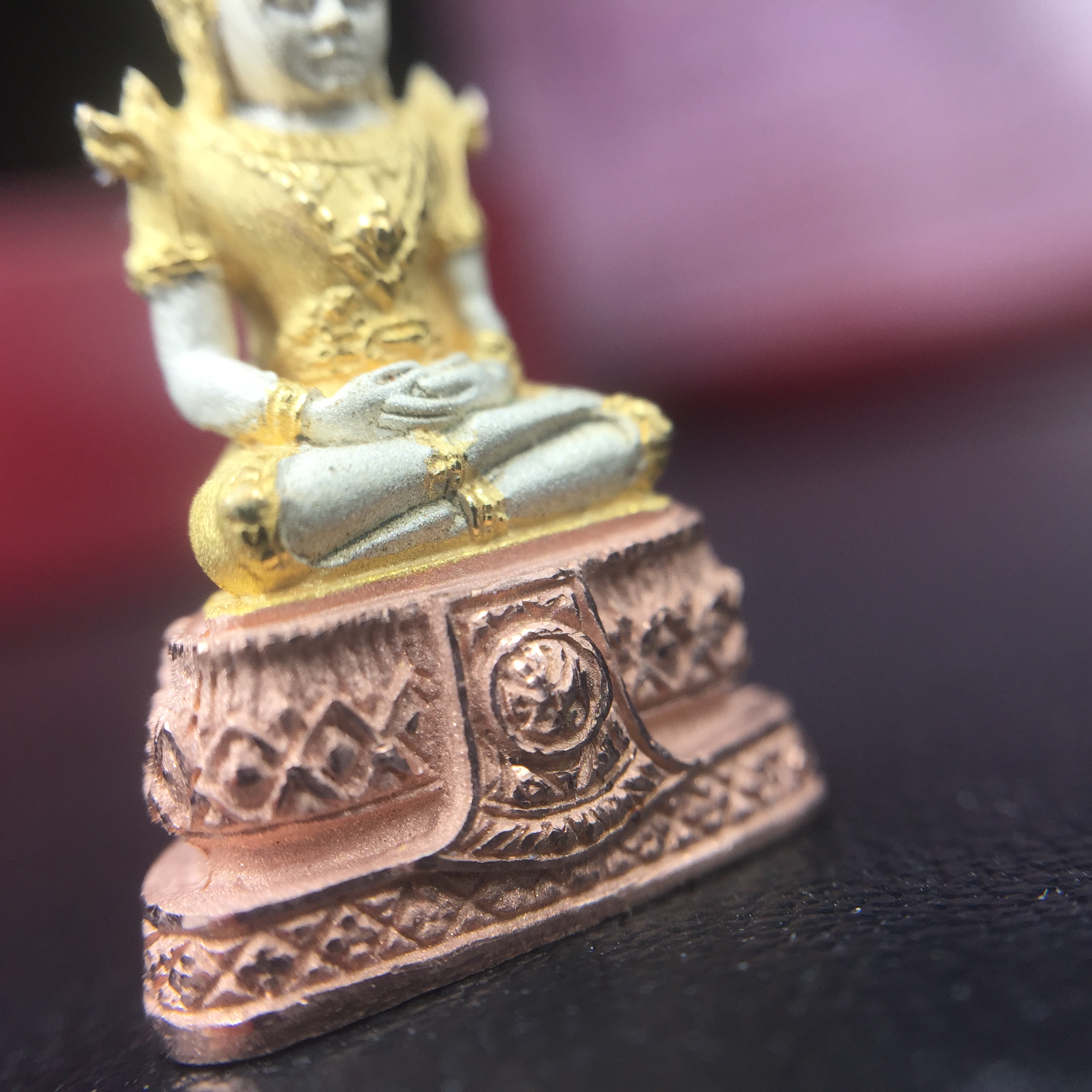 พระแก้วมรกต ภปร.(รุ่นแรก) ปี2545 รุ่นฉลองกรุงรัตนโกสินทร์ครบ 220 ปี เนื้อเงินสามกษัตริย์ พิมพ์เล็ก หล่อลอยองค์