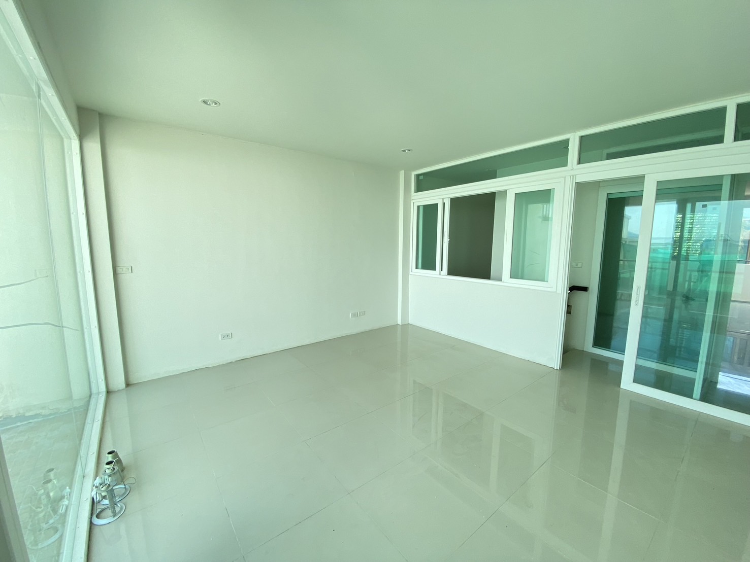 For Sales : Sea front, 2-Story commercial buildings, 3 Bedroom 6 Bathroom