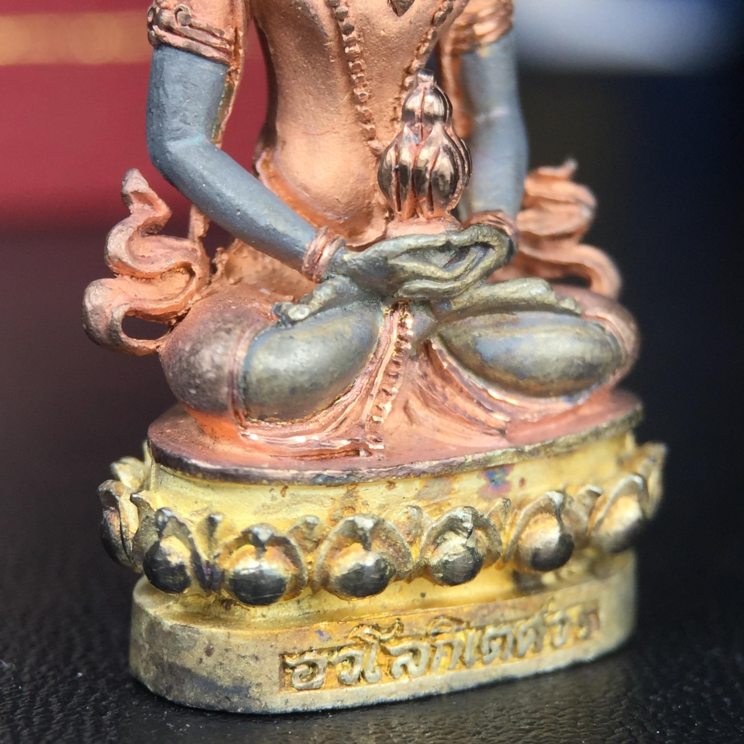 พระกริ่งอวโลกิเตศวร ( เจ้าแม่กวนอิม ) วัดโพธิ์แมนคุณาราม รุ่นอุดมโภคทรัพย์ พ.ศ.2539 เนื้อเงิน 3 กษัตริย์ พ่นทราย(ผิวเดิม ขึ้นสีรุ้งธรรมชาติ แบบนิยม เสน่ห์ของพระเนื้อเงิน) (พร้อมกล่องบรรจุการ์ดใบรับรองเดิมครบ) (อีกหนึ่งรุ่นยอดนิยม พุทธศิลป์สวยงดงาม)