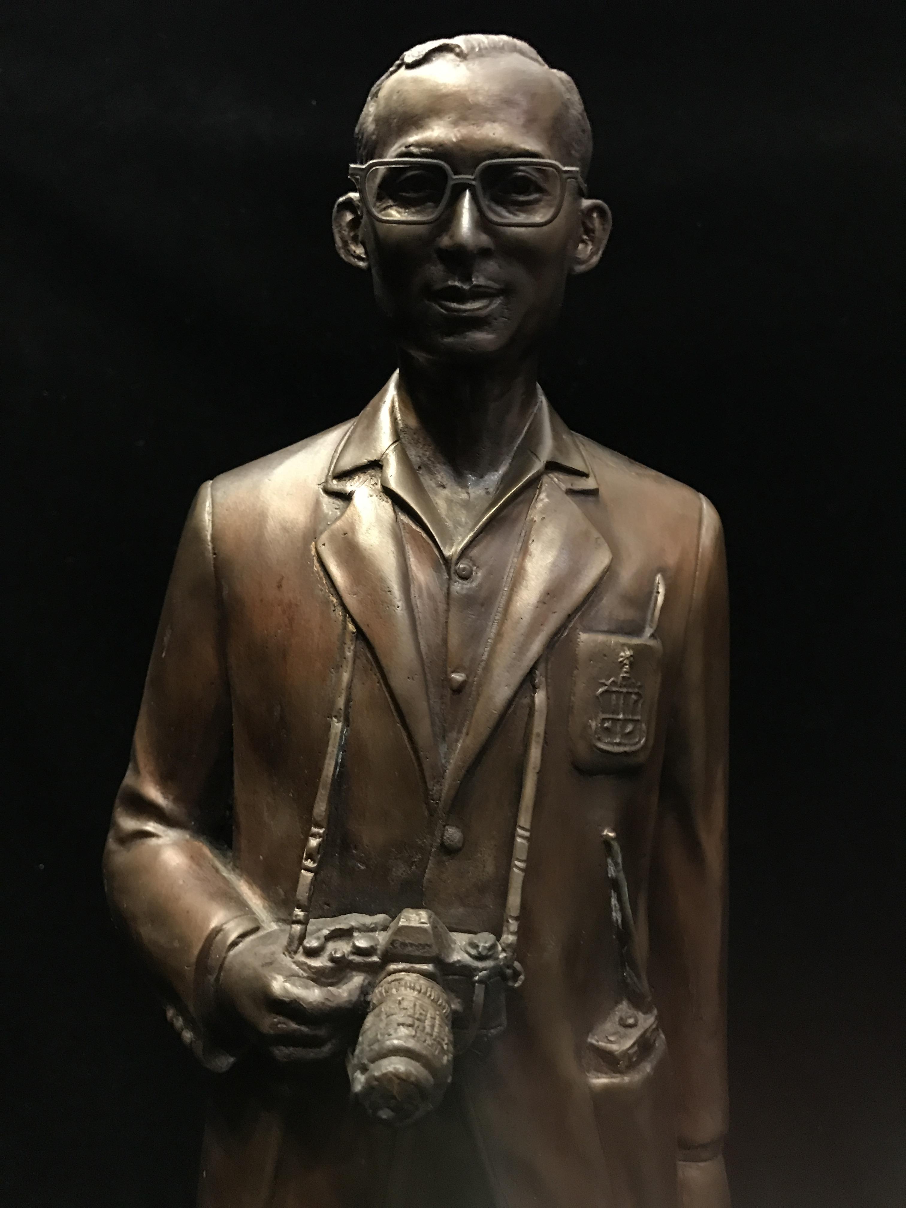 พระบรมรูป รัชกาลที่ 9 แบบทรงงาน(พระทรงเป็นยิ่งกว่ามหากษัตริย์) วัดญาณสังวรวราราม ปี2539 เนื้อโลหะผสมรมดำ ฐานกว้าง 6.5 นิ้ว สูง 22 นิ้ว(1ใน599องค์)