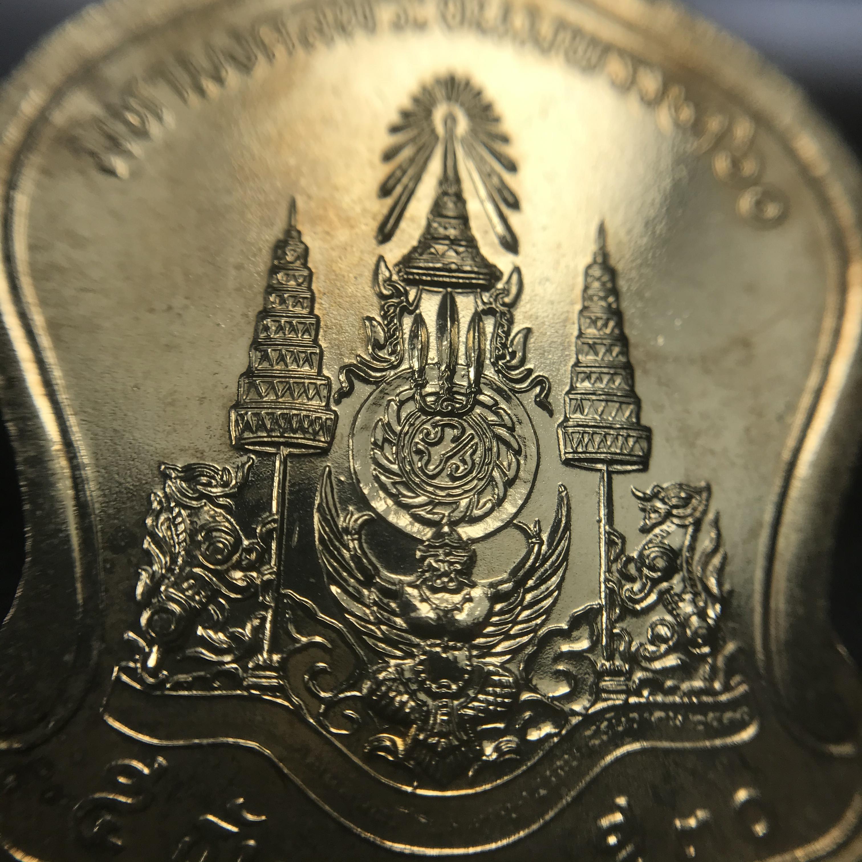 เหรียญเสมาที่ระลึกมหามงคลเฉลิมพระชนมพรรษา 5 รอบ ปี2530 เนื้อบรอนซ์กะไหล่ทอง(ทรงเสมาระฆังคว่ำ)