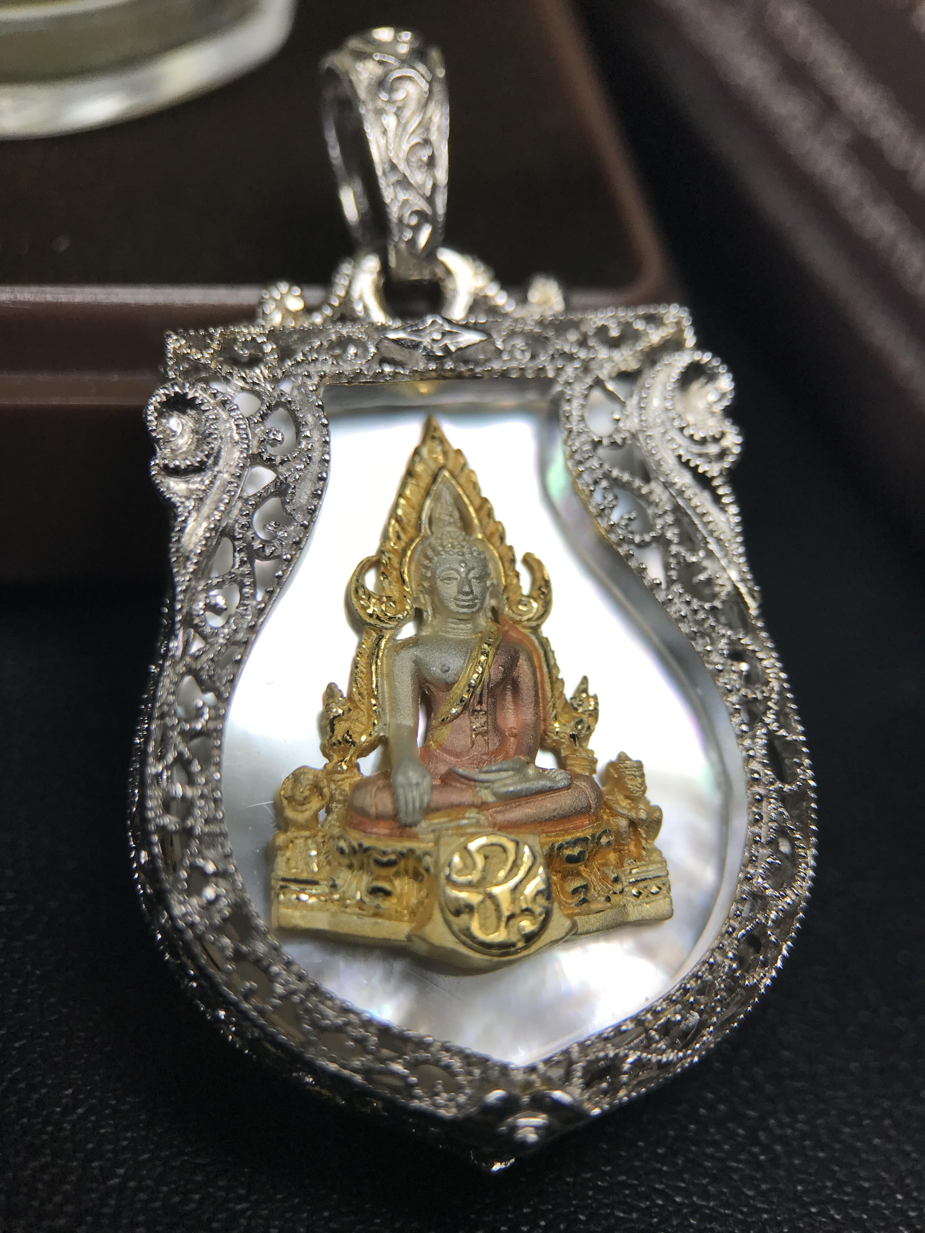 พระพุทธชินราช ภปร. โครงการ "เพราะแผ่นดินนี้ คือ แผ่นดินเกิด" ปี2548(รุ่นแรก) เหรียญทรงเสมา ขนาด 21 x 29 มม.เนื้อเงินสามกษัตริย์ องค์พระชุบสามกษัตริย์ ล้อมด้วยกรอบเงินชุบทองคำขาวสลักเสลาเป็นลวดลายละเอียดอ่อน ส่วนพื้นองค์พระเป็นเปลือกหอยมุขงดงาม