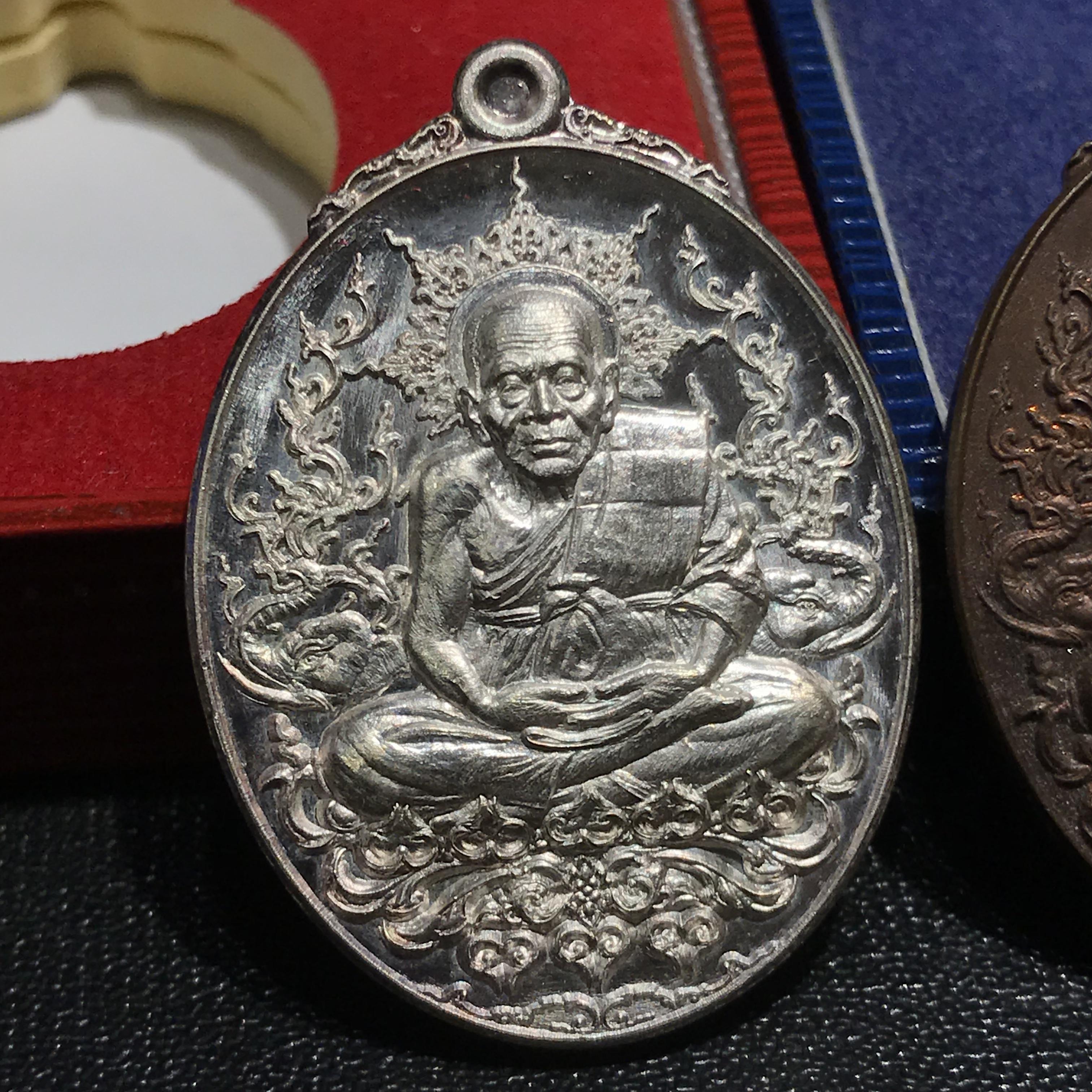 เหรียญหลวงปู่ทวด ญสส. ทรงเจริญพระชันษาครบ 100 ปี สมเด็จพระสังฆราชฯ ปี2556 เนื้อเงิน+เนื้อนวโลหะ(หายากสร้างน้อย)