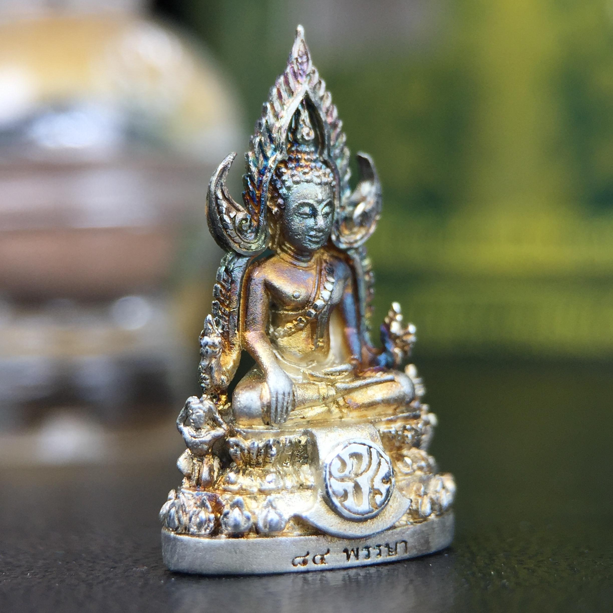 พระพุทธชินราช(จำลอง) ภปร. 84 พรรษา เนื้อเงินชุบทองคำขาว พิมพ์เล็กขนาดหน้าตัก 1/4 นิ้ว (สภาพผิวเดิมสวย ขึ้นสีรุ้งธรรมชาติ แบบนิยม)(พระราชทานมวลสาร จิตรลดาและเส้นพระเจ้า(เส้นผม))พุทธศิลป์ทรงคุณค่าอีกหนึ่งรุ่นยอดนิยม