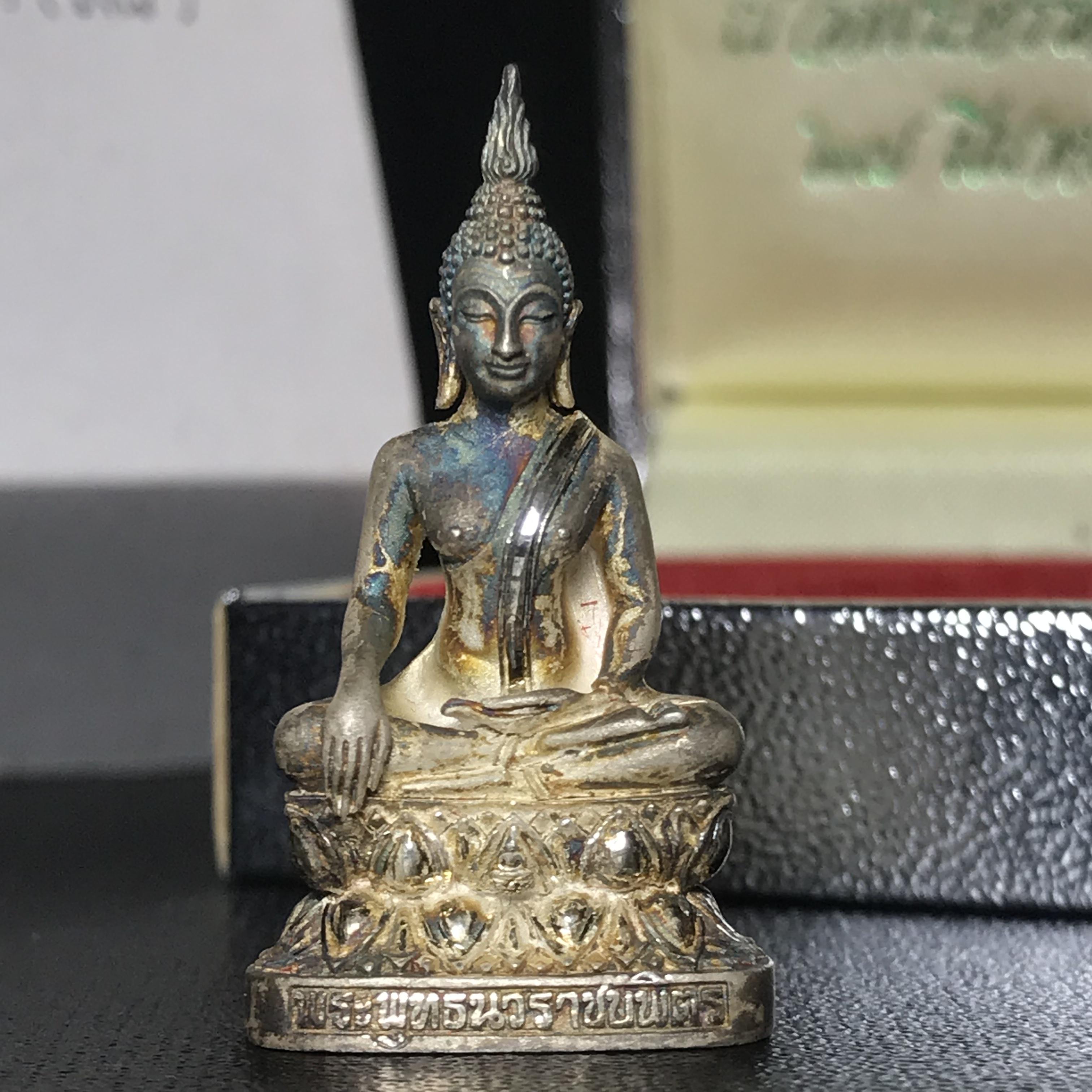 พระกริ่งพระพุทธนวราชบพิตร ครองสิริราชสมบัติครบ 50 ปี พ.ศ.2540 เนื้อเงินผิวเดิมๆขึ้นสีรุ้งธรรมชาติแบบนิยม(หายาก)พร้อมกล่องบรรจุเดิมครบสมบูรณ์