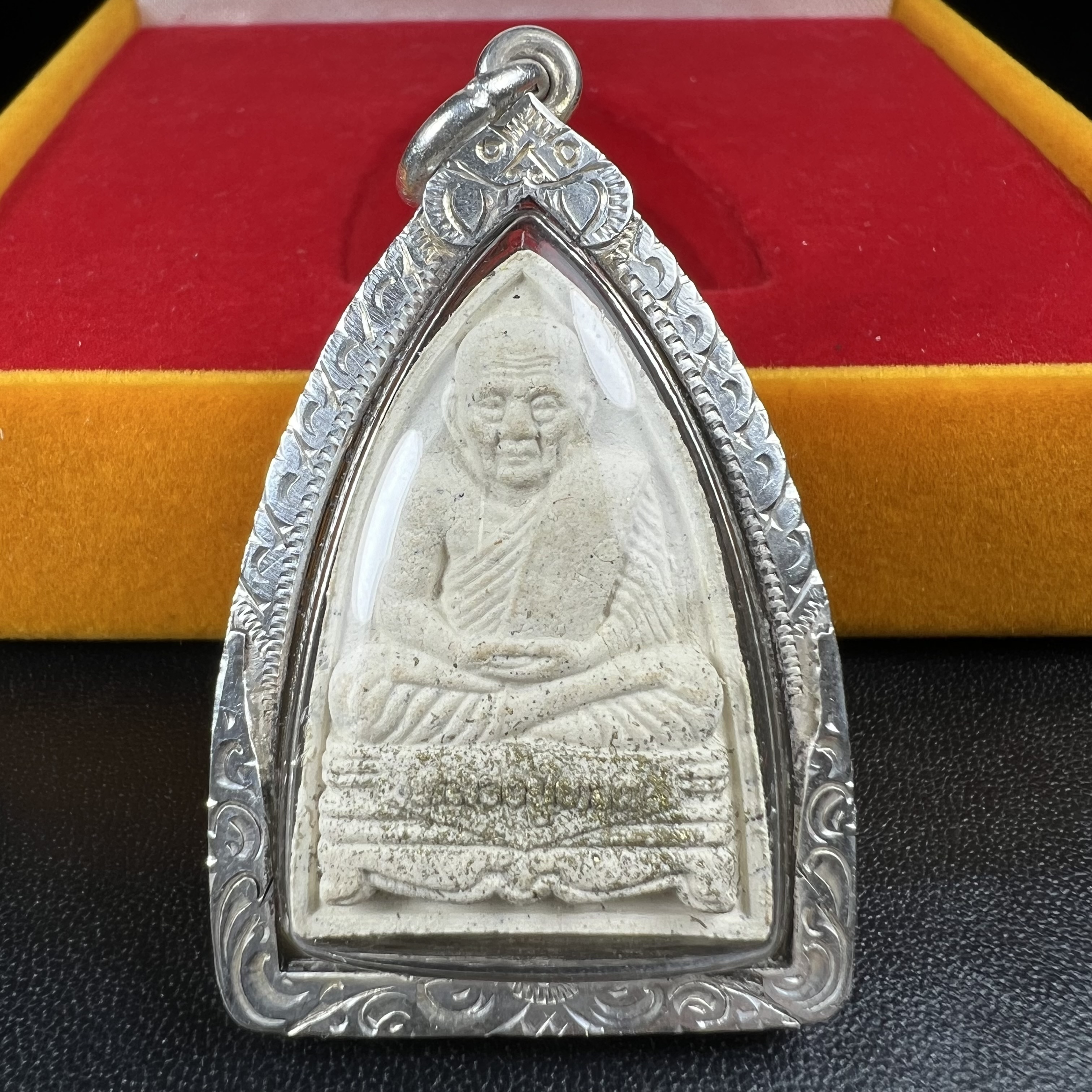 พระหลวงปู่ทวด ภปร.ปี 2547(พระชุดกรรมการ)ทรงกลีบบัว เนื้อผงสมเด็จฯ(โรยผงตะไบ ชนวนเก่า) เลี่ยมกรอบเนื้อเงินแท้(95%) กล่องบรรจุเดิมครบ พิธีมหาพุทธาภิเษก ณ วัดพระศรีรัตนศาสดาราม(วัดพระแก้ว)(เนื้อสีขาวหายากพบเจอน้อย)