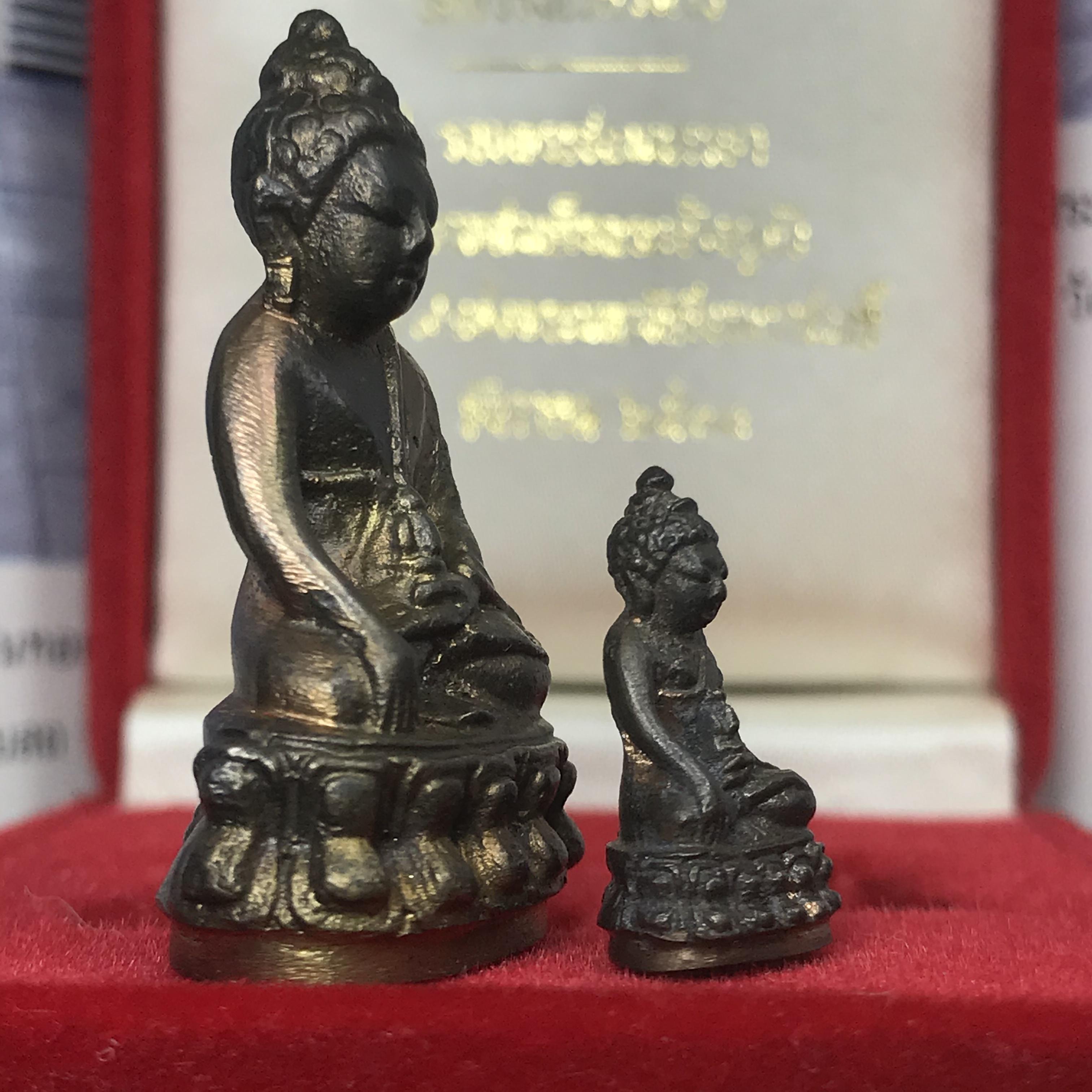 พระกริ่ง-พระชัยวัฒน์ ปวเรศ ปี2530 วัดบวรนิเวศราชวรวิหาร(ในหลวง ร.9 เสด็จเททอง)(บรรจุเส้นเกศาในหลวงรัชกาลที่9)พร้อมสูจิบัตรเดิมตอนจัดสร้าง(สภาพสวยครบสมบูรณ์) (องค์หน้าใหญ่)(องค์ทองทบ)แบบพิมพ์นิยมหายาก