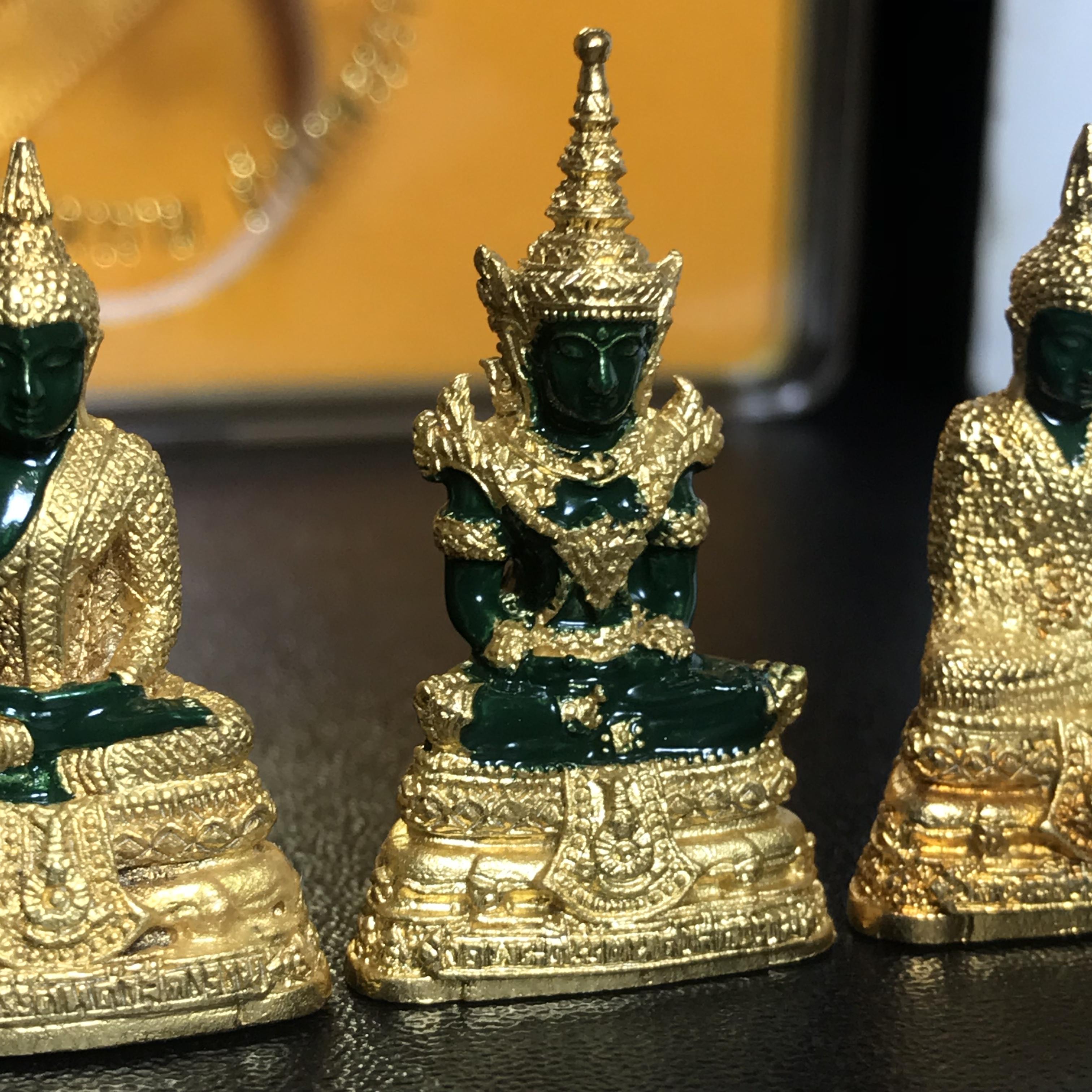 พระพุทธมหามณีรัตนปฏิมากร(พระแก้วมรกต) วัดพระศรีรัตนศาสดาราม สำนักพระราชวัง จัดสร้าง ชุด3 ฤดู ร้อน ฝน หนาว(บรรจุมวลสารใต้ฐาน)