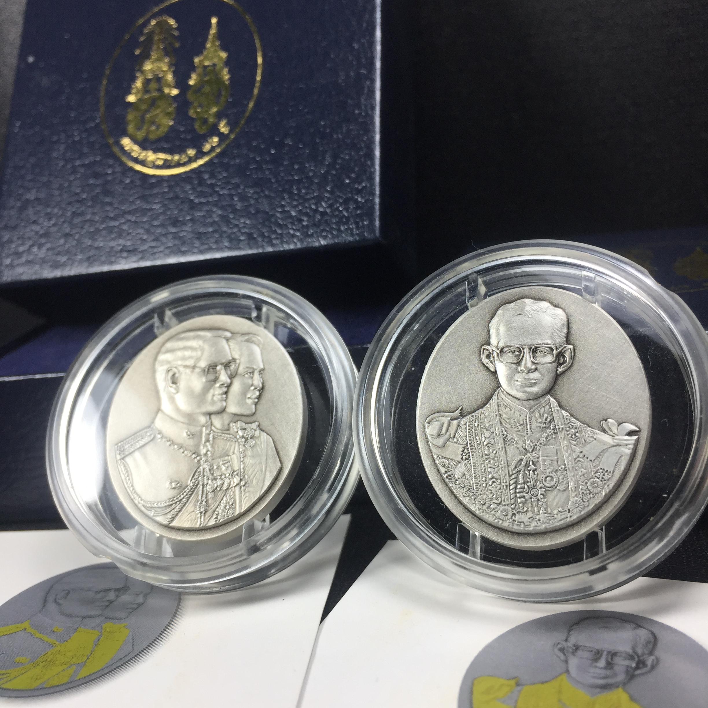 เหรียญที่ระลึก 80ปี แพทย์สมาคมแห่งประเทศไทย (แบบที่1+แบบที่2)ปี2544 เหรียญสวยกล่องบรรจุใบรับรองเดิมครบสมบูรณ์(รวม1ชุด 2เหรียญ ครบแบบที่จัดสร้าง)