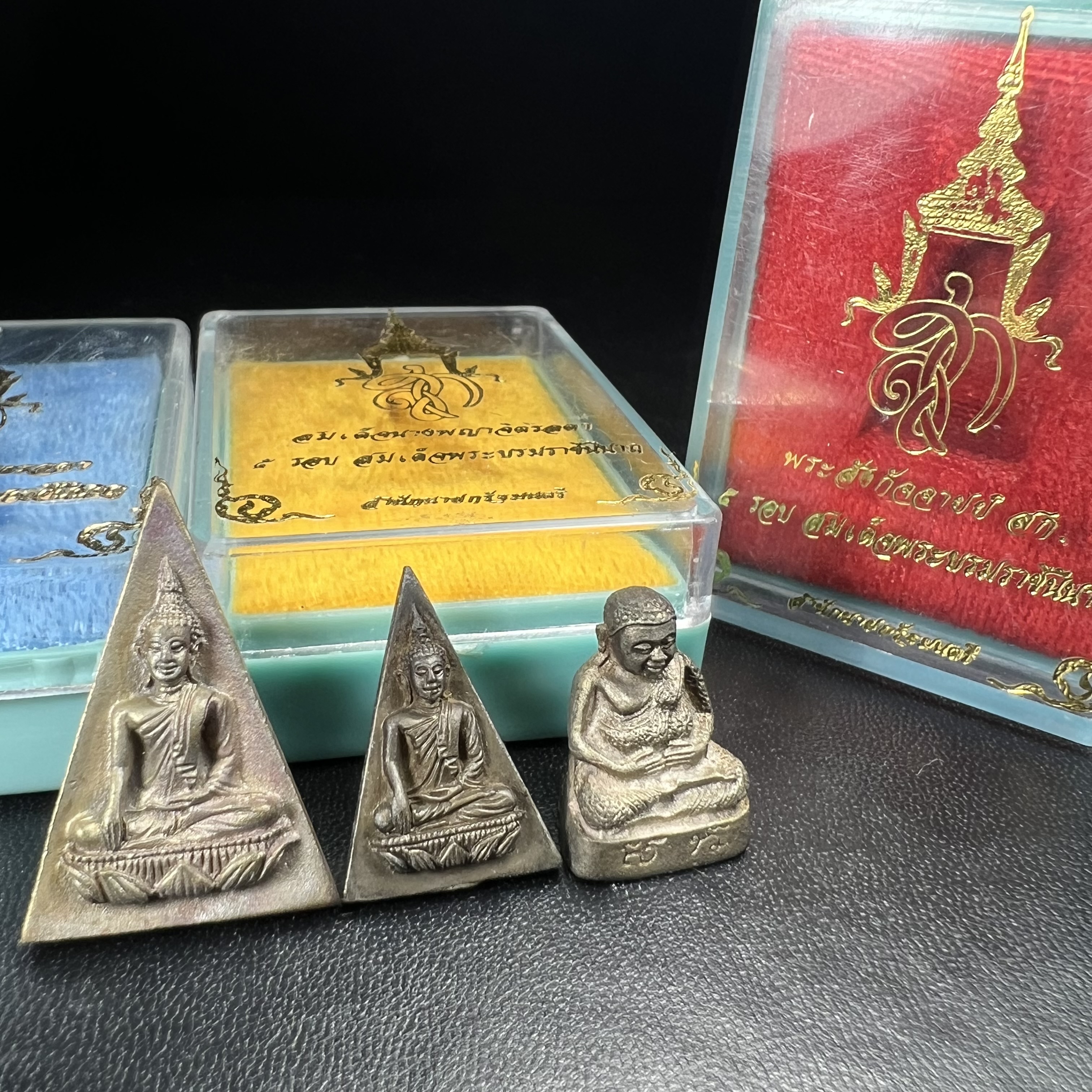 สมเด็จนางพญาจิตรลดา สก. พิมพ์ใหญ่และพิมพ์เล็ก + สมเด็จพระสังกัจจายน์ สก. ครบชุดเนื้อนวโลหะ(รวม 3 องค์) เฉลิมพระชนมพรรษา 5 รอบ สมเด็จพระบรมราชินีนาถ ปี 2535 จัดสร้างโดย สำนักนายกรัฐมนตรี (พิธีปลุกเสกใหญ่ 3 วาระ)(ในหลวง ร.๙ และพระราชินี เสด็จในพิธี)