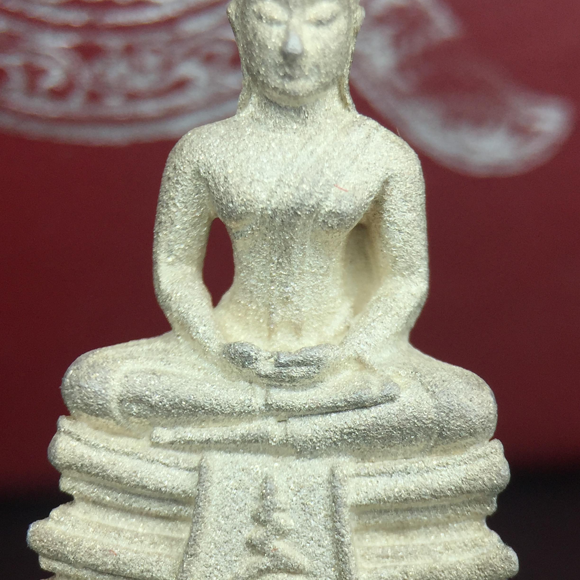 พระพุทธโสธร รุ่นประวติศาสตร์ 80 ปี กรมตำรวจ ปี 2538 เนื้อเงินประกายเพชร(เงินพ่นทราย)พิมพ์ใหญ่ 3.2 ซม. พร้อมกล่องบรรจุเดิม(พระดีพิธีใหญ่ รุ่นยอดนิยม)