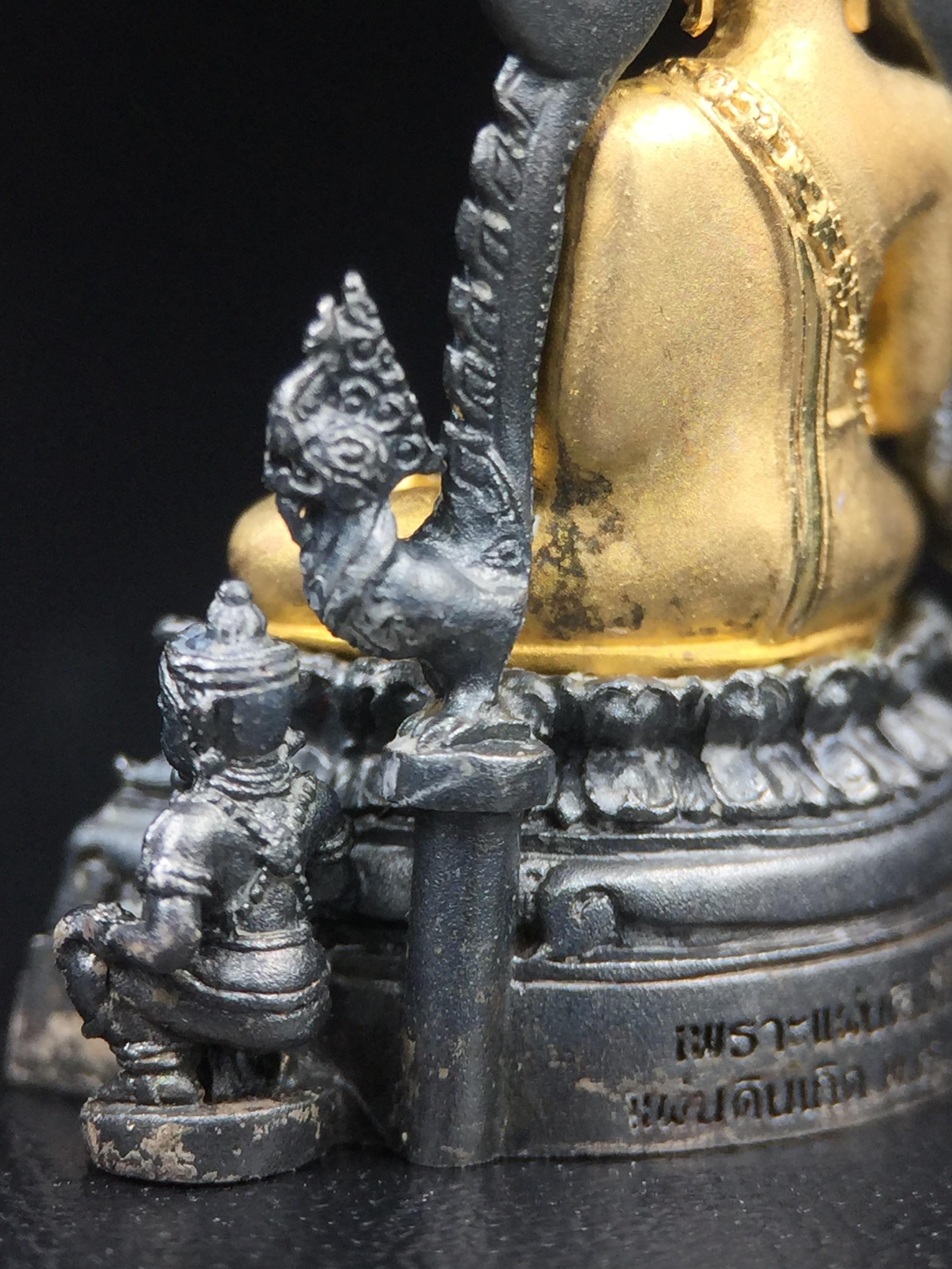 พระพุทธชินราช ภปร. โครงการ เพราะแผ่นดินนี้คือแผ่นดินเกิด เนื้อเงินชุบทองคำซุ้มรมดำ ปี2551 ขนาดหน้าตัก1/2นิ้ว(3.5*2.5 ซม.) (สวยงามหายาก)1ใน 5000 องค์