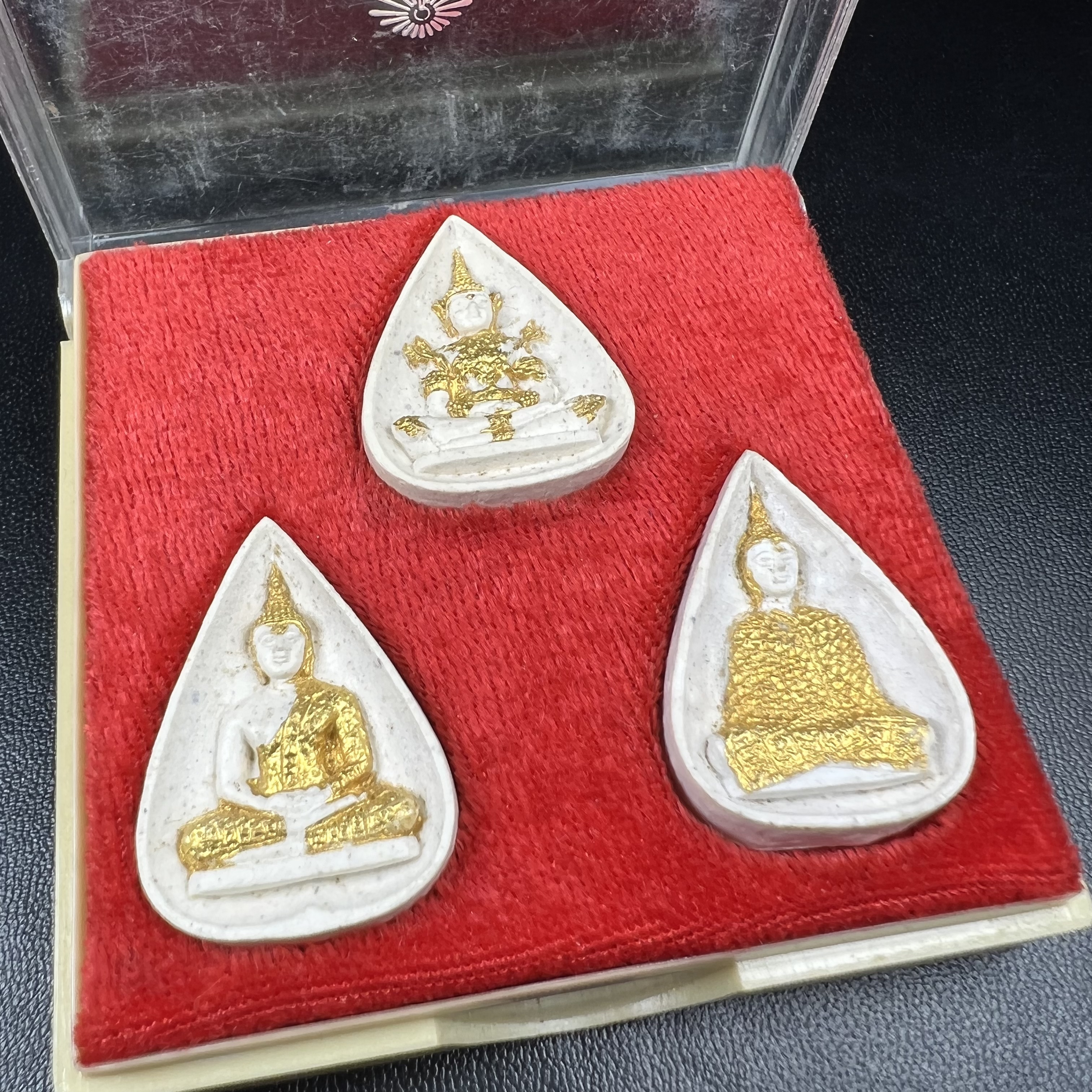 พระแก้วมรกต หลัง ภปร. เนื้อผง ปี2530 พระดี พิธีใหญ่ ประกอบพิธีพุทธาภิเษกพร้อมกับพิธีพระกริ่งปวเรศ ปี2530 วัดบวรนิเวศและวัดพระแก้ว(ครบชุดสามฤดูกล่องเดิมครบ)หายาก