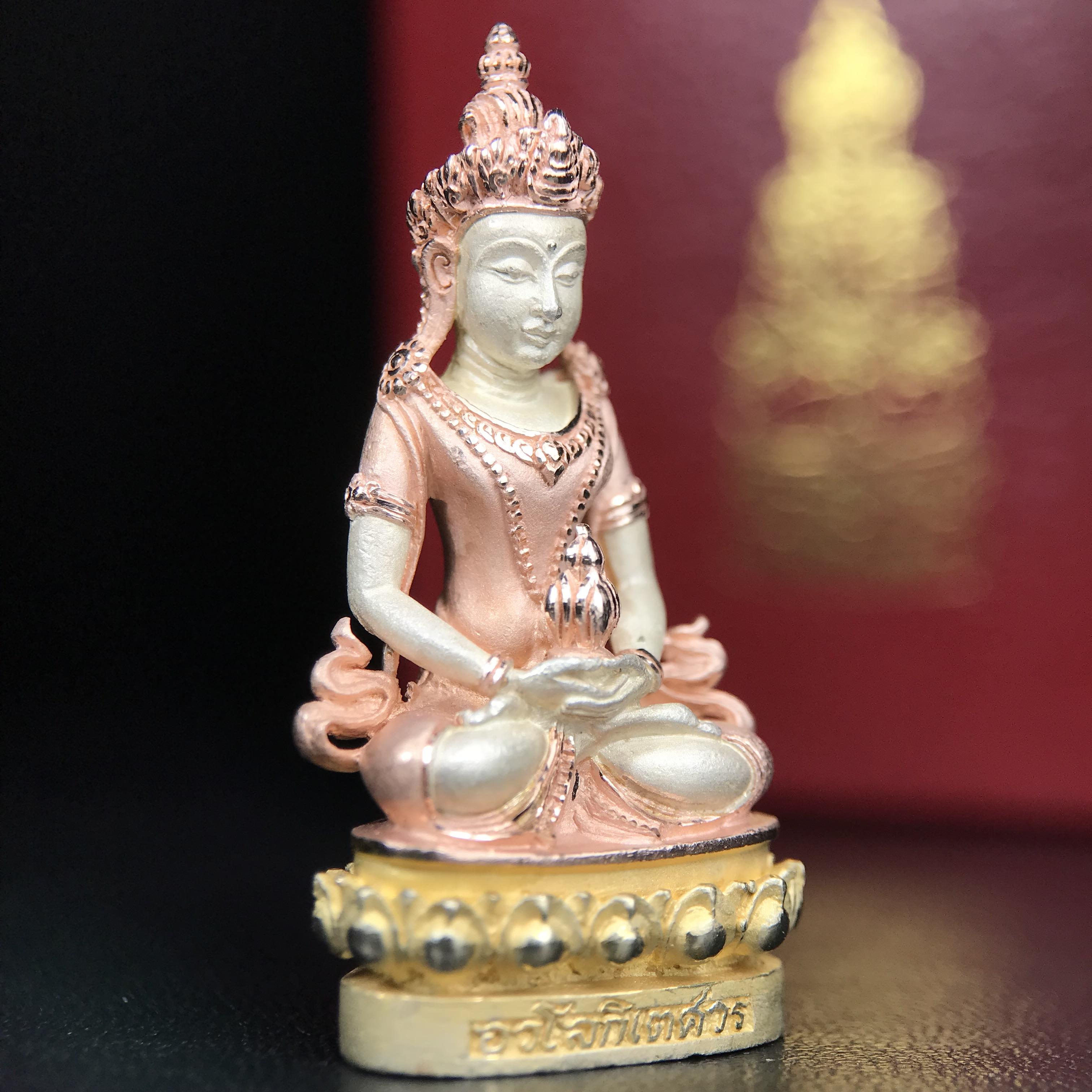 พระกริ่งอวโลกิเตศวร ( เจ้าแม่กวนอิม ) วัดโพธิ์แมนคุณาราม รุ่นอุดมโภคทรัพย์ พ.ศ.2539 เนื้อเงิน 3 กษัตริย์ ผิวสวยเดิมพร้อมกล่องบรรจุเดิม (อีกหนึ่งรุ่นยอดนิยม พุทธศิลป์สวยงดงาม)