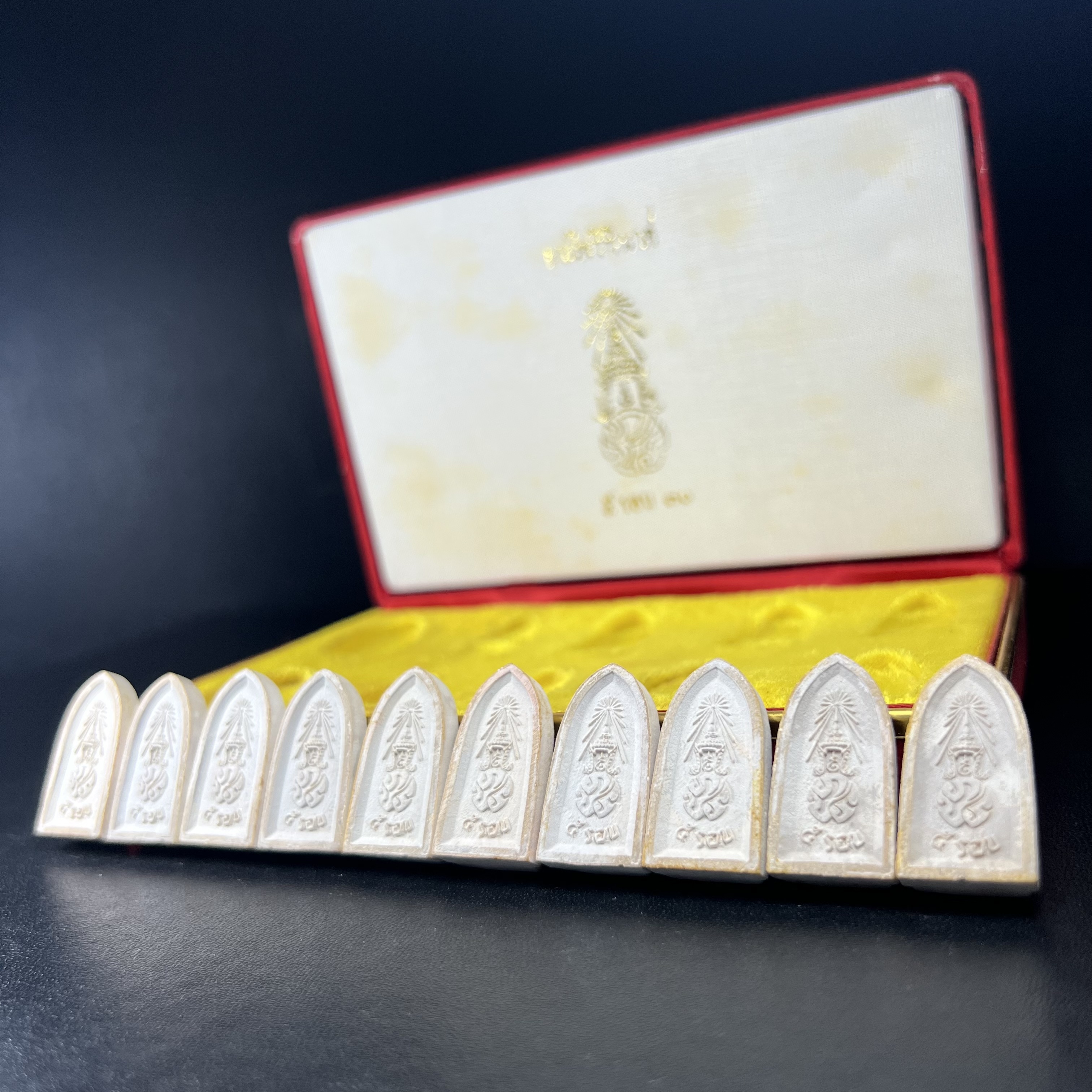 พระไพรีพินาศ ภปร. ครบ 5 รอบ ร.9 ปี 2530(เนื้อผงพิมพ์ใหญ่) ชุดกรรมการ บรรจุจำนวน 10 องค์ ในกล่อง ตราสัญลักษณ์ ภปร.(ในหลวงรัชกาลที่9เสด็จในพิธีเจิมพระสุหร่าย)พระดี พิธีใหญ่ ประกอบพิธีพุทธาภิเษกพร้อมกับพิธีพระกริ่งปวเรศ ปี2530 วัดบวรนิเวศวิหาร(1 ใน 15 ชุด)