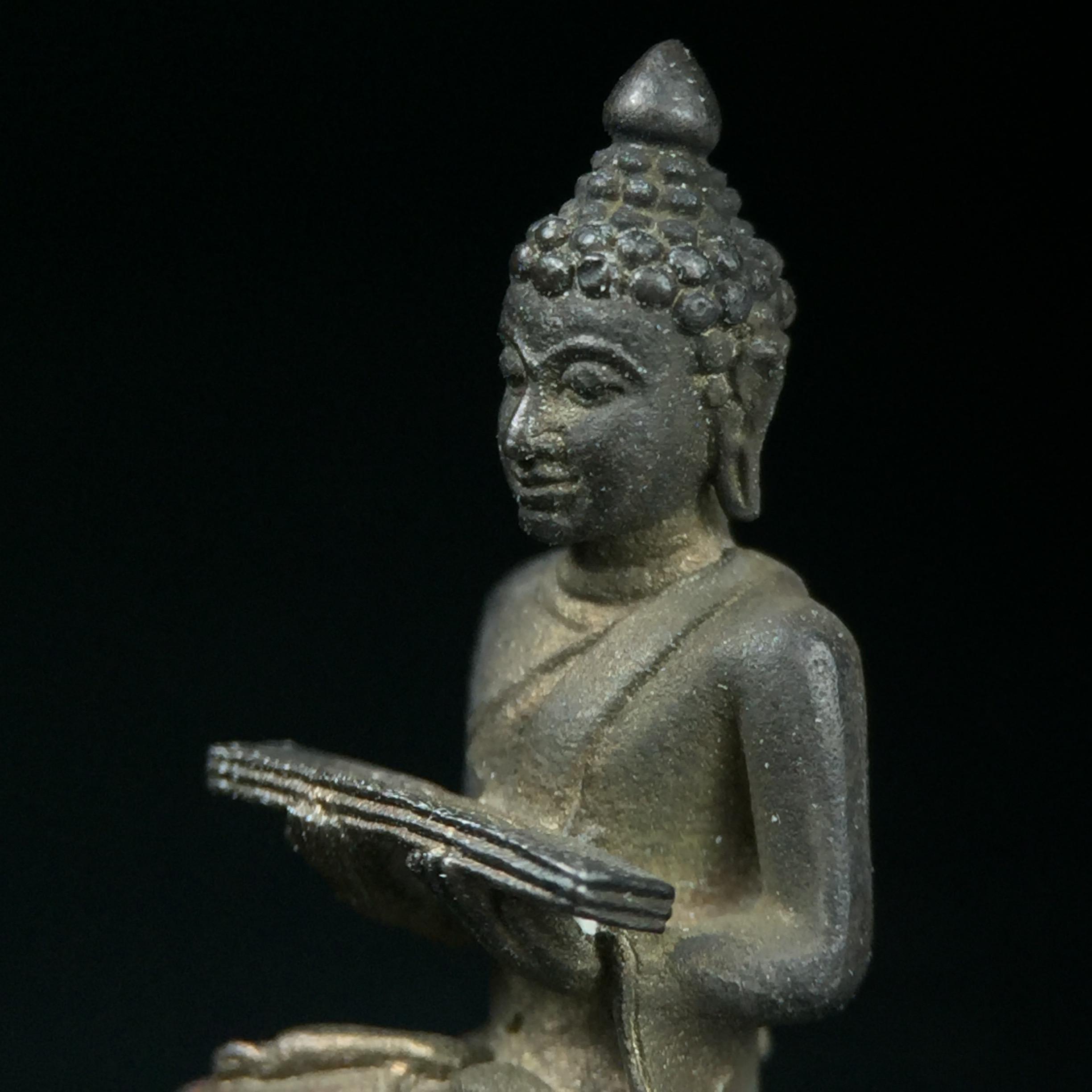 พระกริ่งปรมานุชิตชิโนรส วัดพระเชตุพนวิมลมังคลาราม(วัดโพธิ์) ปี2533 เนื้อนวโลหะ ( ในหลวงรัชกาลที่9เสด็จเททอง)พิธีใหญ่ งดงามด้วยพุทธศิลป์เปี่ยมด้วยพุทธคุณ อีกหนึ่งรุ่นที่แนะนำสะสมบูชา