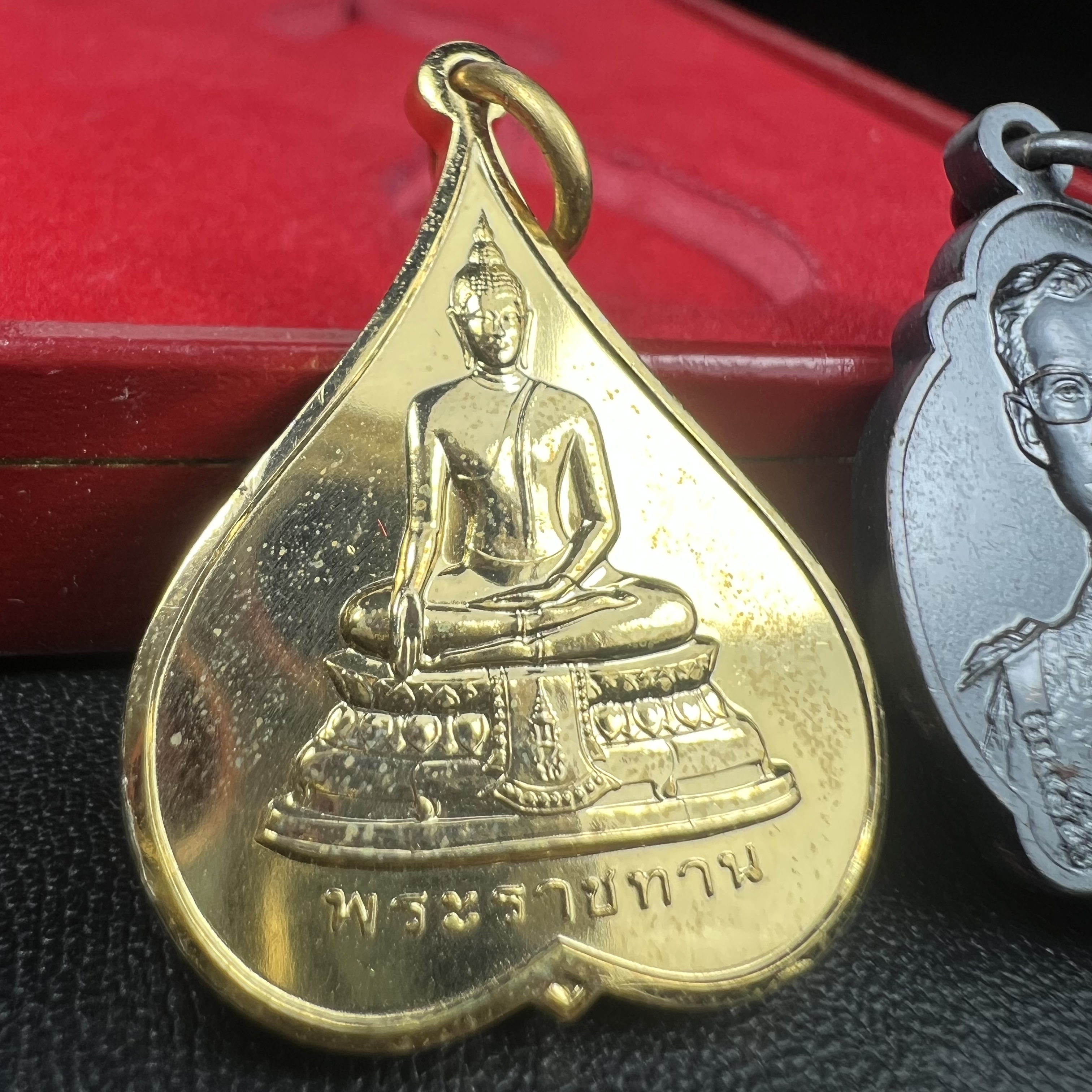 เหรียญพระราชทาน มูลนิธิ พอ.สว. ปี2541 (1ชุด มี 2 เหรียญ สภาพสวยมาก(กล่องเดิม))